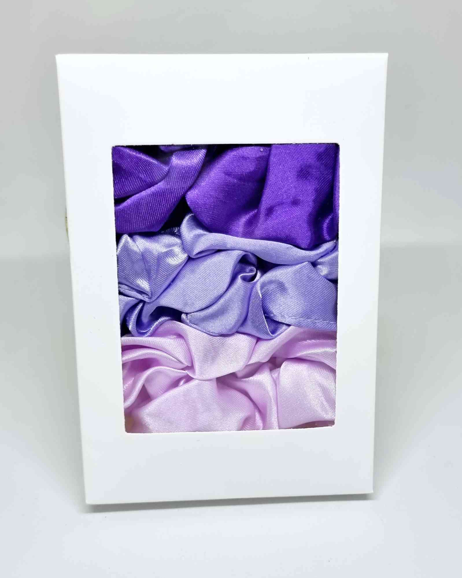 Scrunchie Box ViolettBox 3 Coletero Satinado Violett ¡Recarga tu peinado con este box de 3 scrunchies violetas! Hechos a mano para mimar tu cabello, ¡son los accesorios perfectos para lucir espectacular! ¡Tres tonos morados, cuidarán de ti en cada ocasión