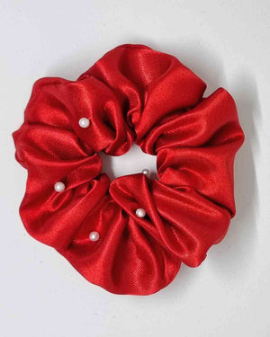 Scrunchie Glam Satin Perlas RojoEste hermoso scrunchie de satén con perlas es la perfecta combinación para un look femenino y glamuroso. Las perlas son de calidad superior, asegurando detalles duraderos. El scrunchie es hecho a mano, con un tamaño de 12 c