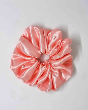 Scrunchie Glam Satin Perlas RosaEste hermoso scrunchie de satén con perlas es la perfecta combinación para un look femenino y glamuroso. Las perlas son de calidad superior, asegurando detalles duraderos. El scrunchie es hecho a mano, con un tamaño de 12 c