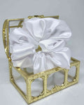 Scrunchie Glam Satin Perlas BlancoEste hermoso scrunchie de satén con perlas es la perfecta combinación para un look femenino y glamuroso. Las perlas son de calidad superior, asegurando detalles duraderos. El scrunchie es hecho a mano, con un tamaño de 12