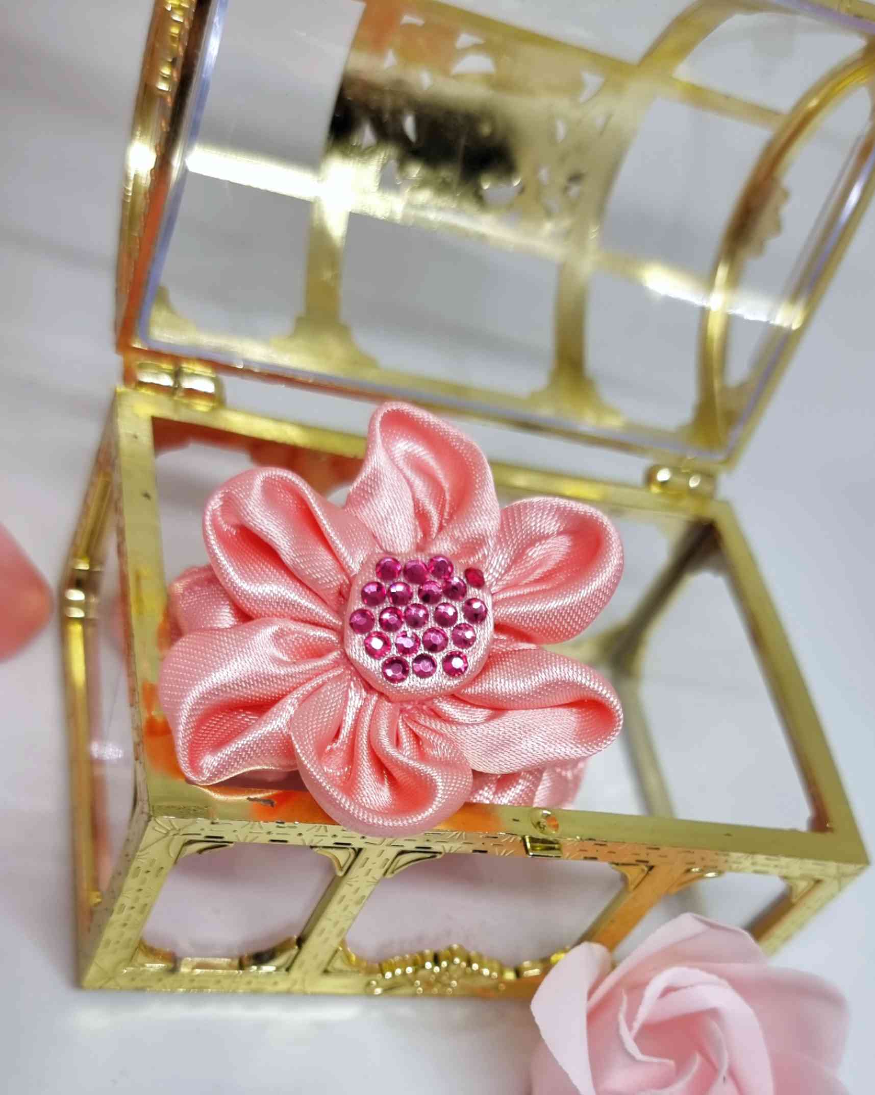 Scrunchie Flor Brillantes Rose | Haargummi Blumen SatinColetero Flor Satinado Brillantes ¡Viste tu cabello con un toque de glamour con este colorido coletero de tela con una brillante flor decorativa de 6 cm y un ancho coletero de 9 cm. Esta maravilla, te