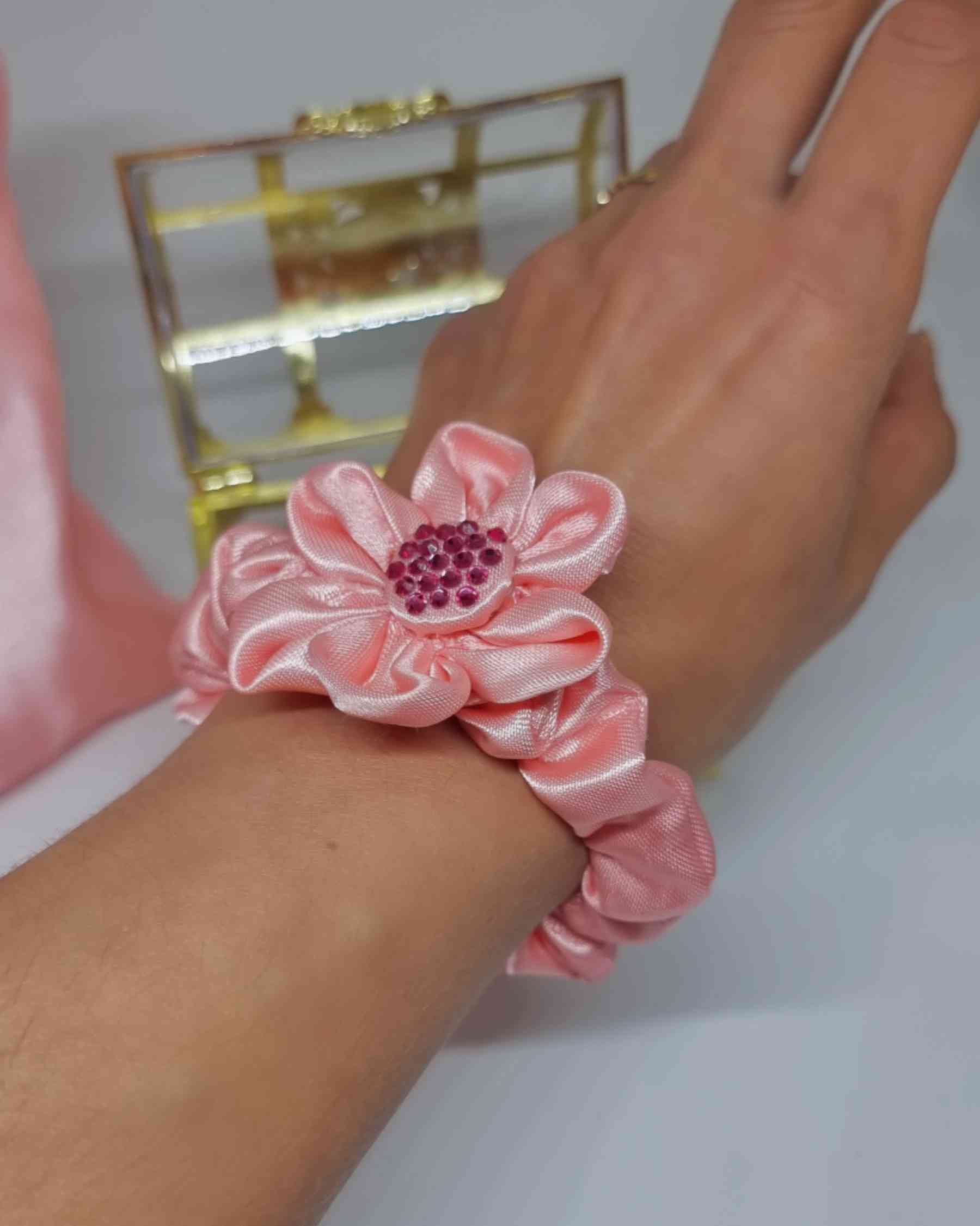 Scrunchie Flor Brillantes Rose | Haargummi Blumen SatinColetero Flor Satinado Brillantes ¡Viste tu cabello con un toque de glamour con este colorido coletero de tela con una brillante flor decorativa de 6 cm y un ancho coletero de 9 cm. Esta maravilla, te