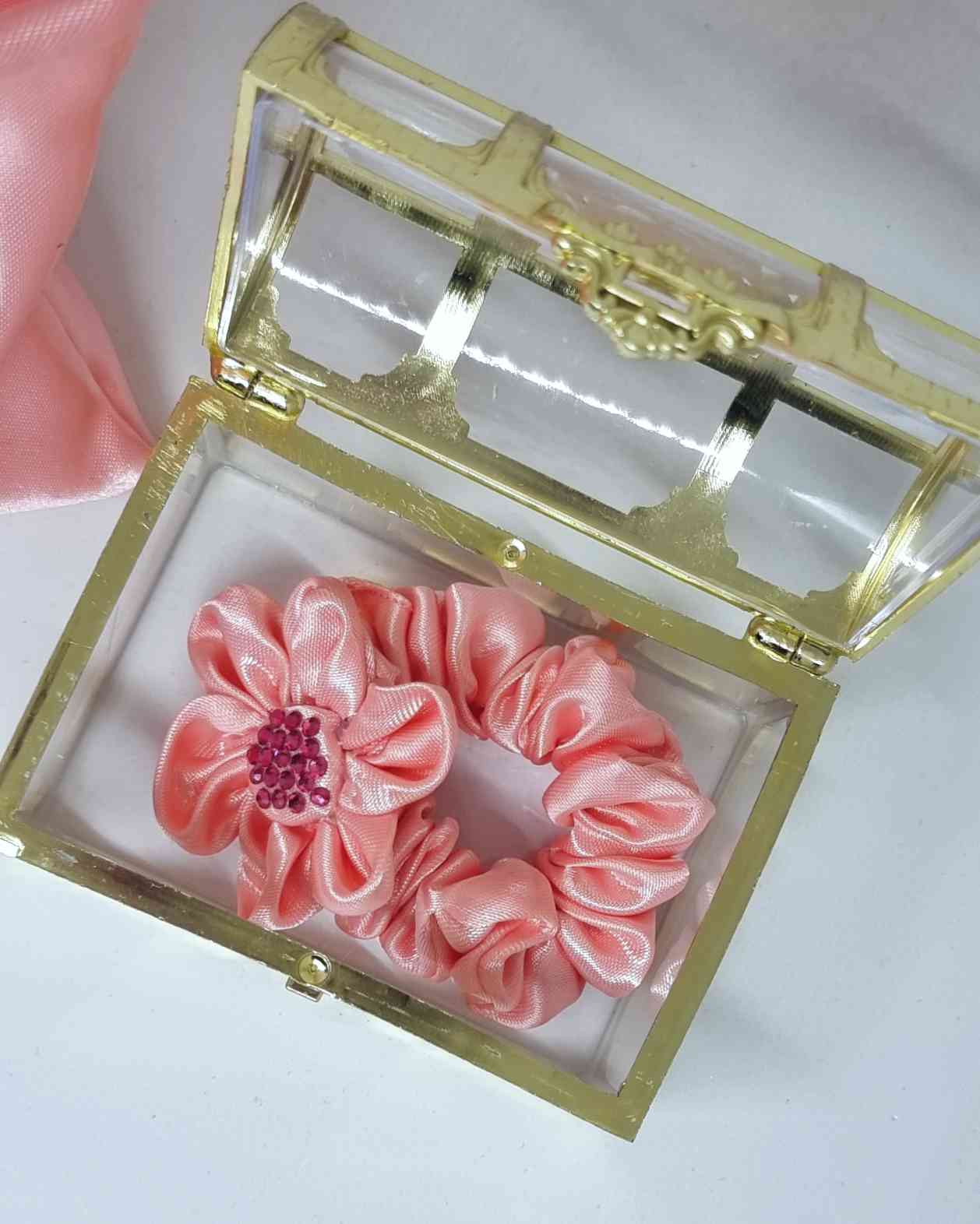 Scrunchie Flor Brillantes Rose | Haargummi Blumen SatinColetero Flor Satinado Brillantes ¡Viste tu cabello con un toque de glamour con este colorido coletero de tela con una brillante flor decorativa de 6 cm y un ancho coletero de 9 cm. Esta maravilla, te