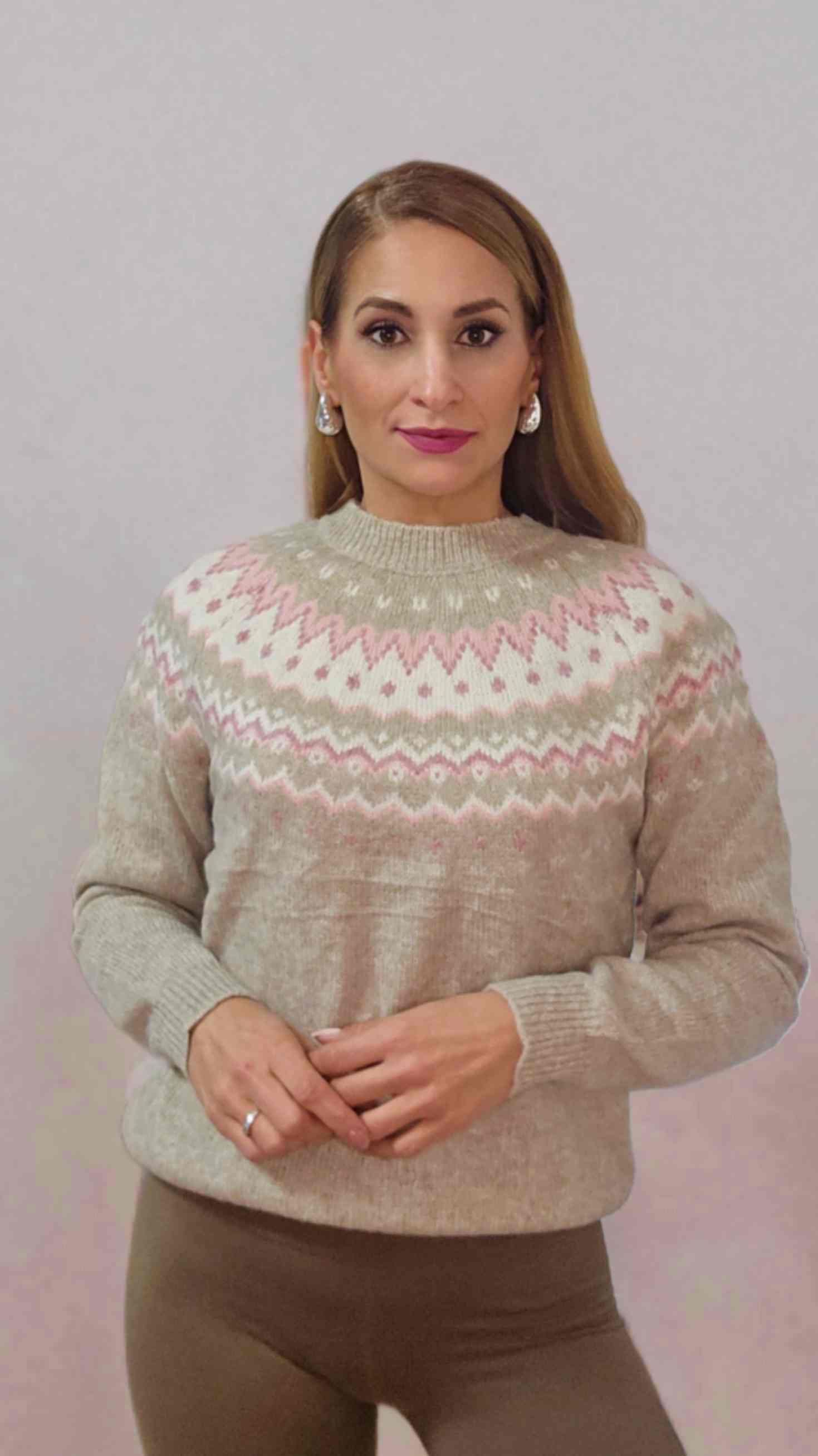 Jersey Cenefa NórdicaJersey cenefa nórdica Jersey de cuello redondo muy suave y con estampado estilo cenefa nordi,a. Disponible en 5 colores Talla unica S-L Envío: Suiza 2/4 días Europa 5/12 días según país