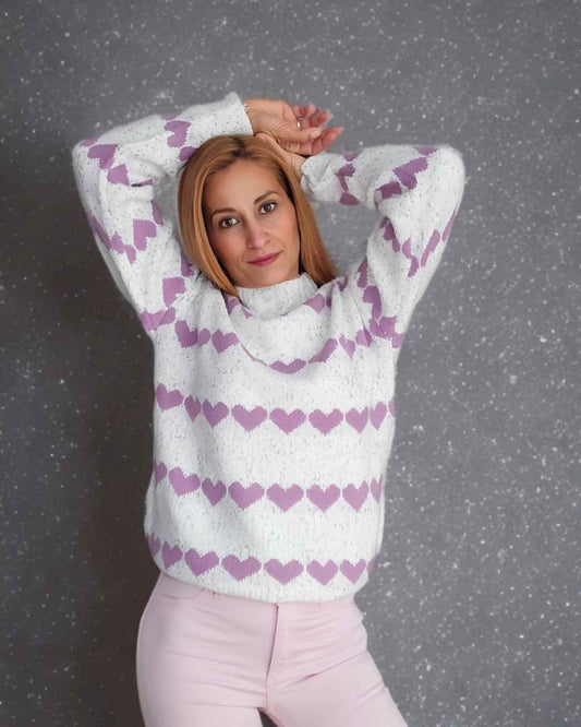 Weißer Pullover mit Perkins-Kragen und lilafarbenem Herzrand.  Herbst-Winter-Trends für Frauen in der Schweiz.   Modegeschäft für junge Frauen.