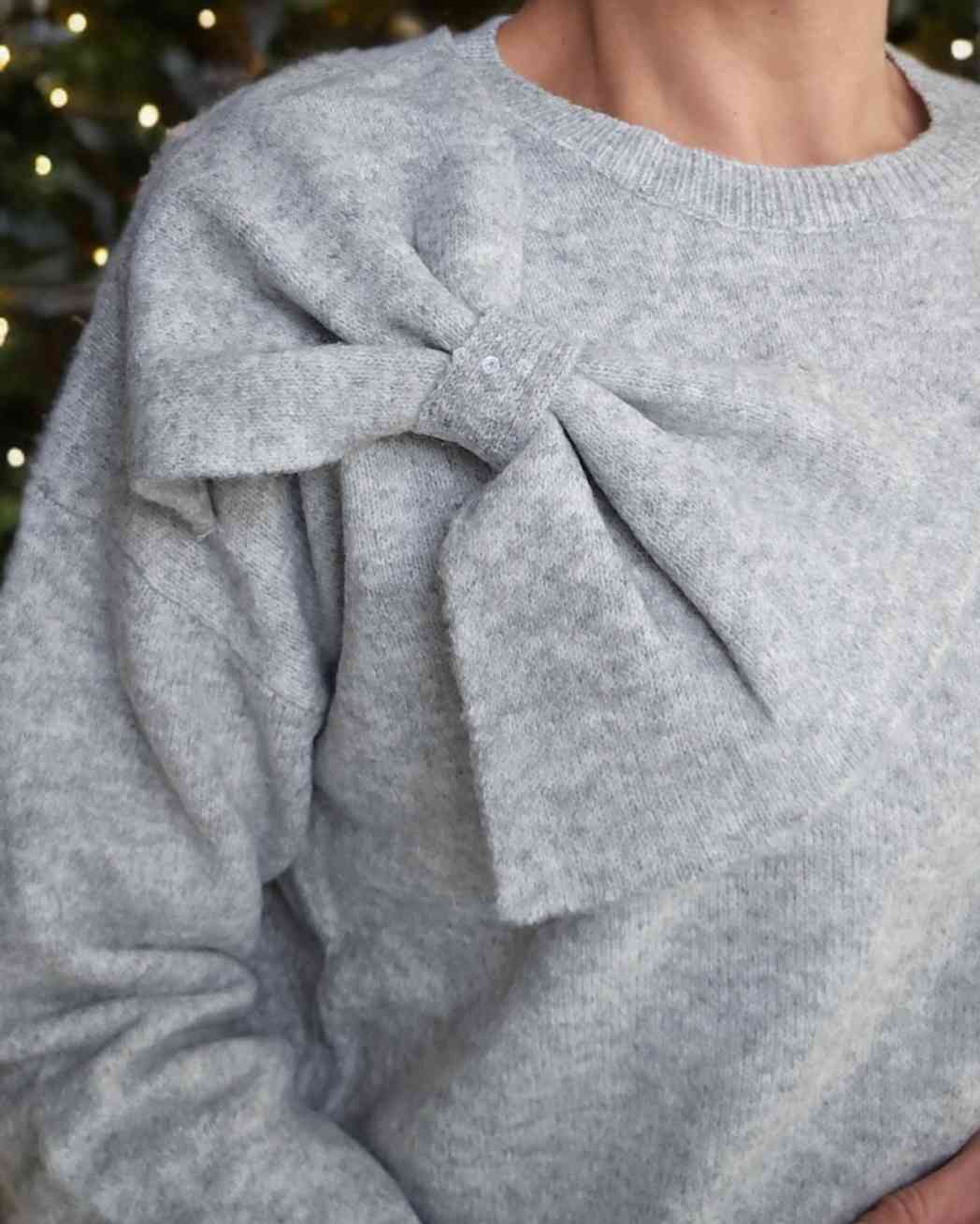 Jersey Pullover Rose LazoPullover Rose Schleife ¡El Jersey con lazo llego! Está hecho de un material suave, acogedor y ofrece una calidez sin límites. Con cuello redondo y lazo grande con pequeños brillos decorativos, tendrás un aspecto único y un ajuste