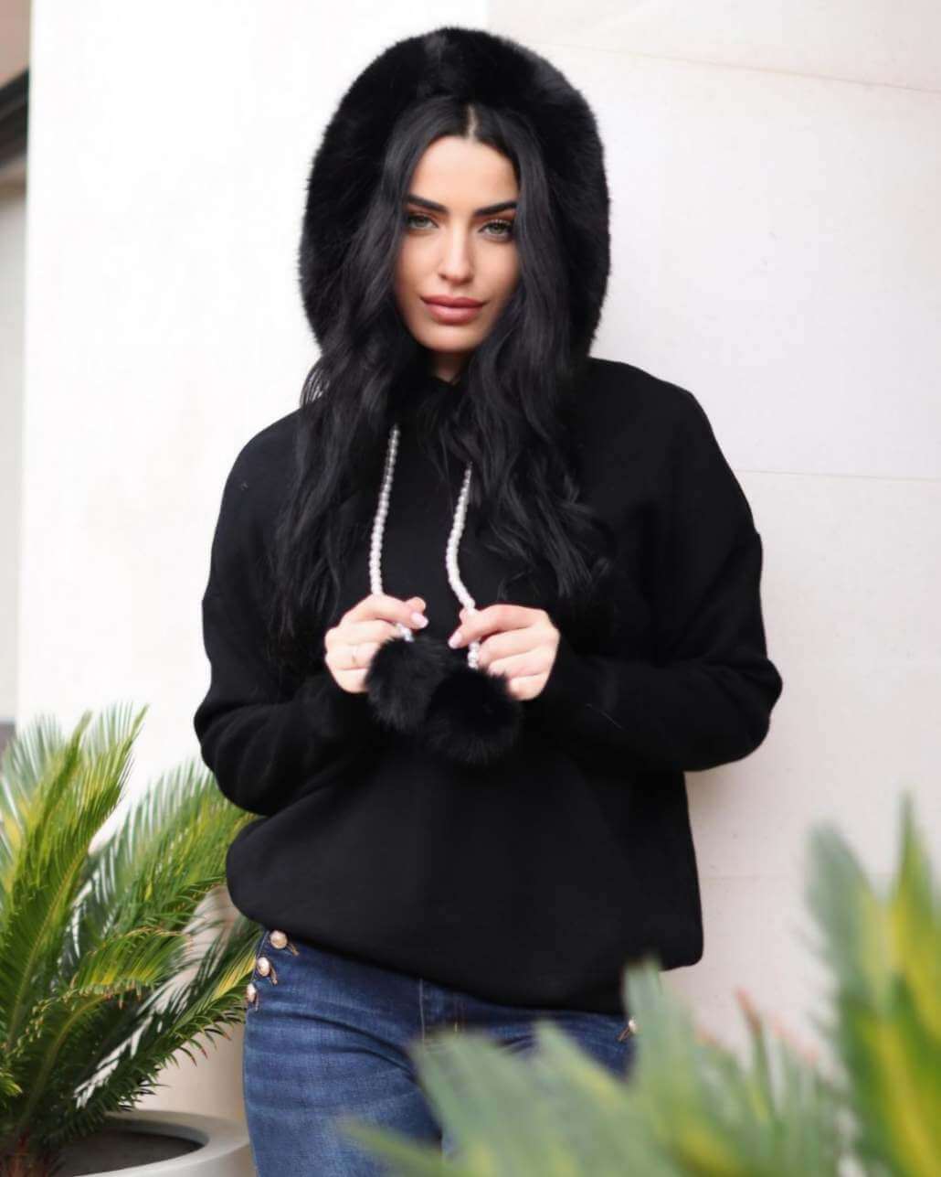 Jersey Perlas Pompon NegroJersey Pullover Pompon Perlas Jersey estrella de la temporada. El detalle del pelo en la capucha ,los cordones de perlas y los pompones lo hacen único ♡ Puños y cinturilla acanalados. Mucho amor para este invierno! Talla unica S/