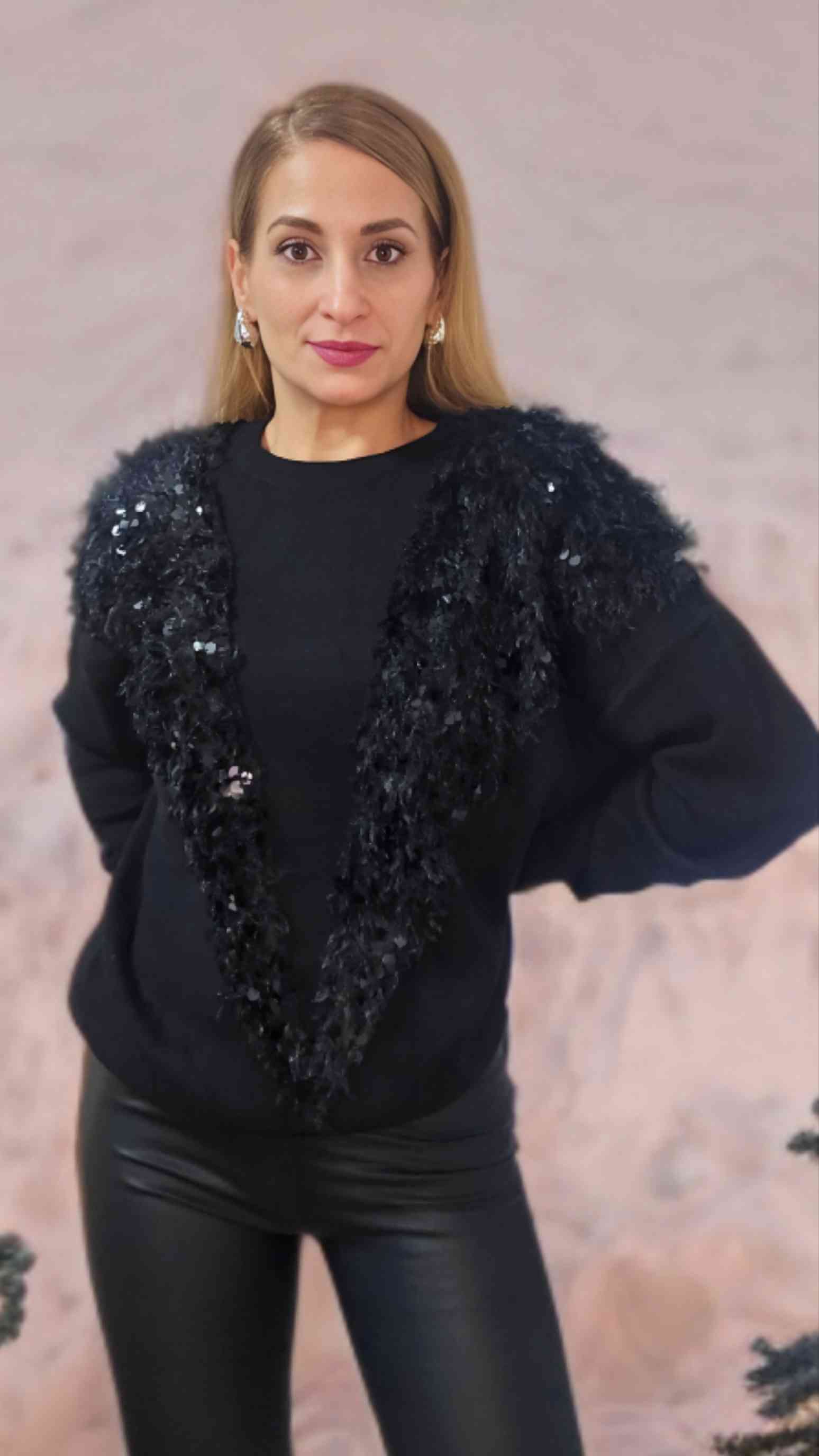 Jersey Glamour Estela- 2 coloresJersey Glamour Añade un toque de color con nuestros nuevos jerséis con decoración en V de pelito con lentejuelas. Elegante y brillante para tus looks navideños. Haz tu pedido hoy y brilla esta temporada Talla unica hasta 3X