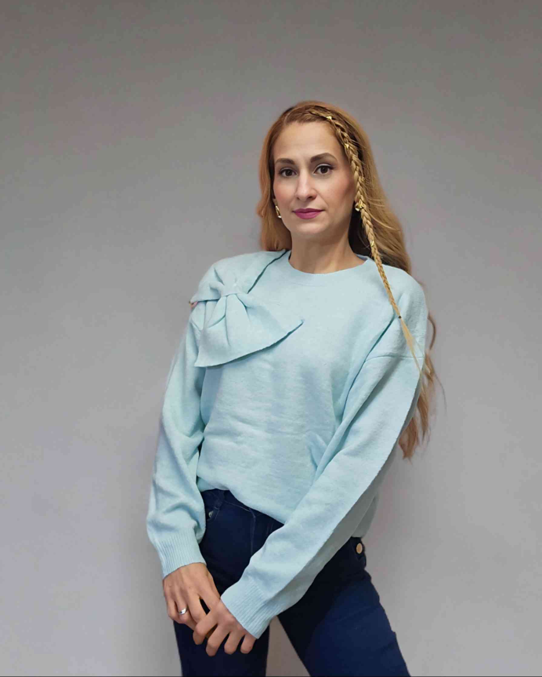 Jersey Pulli Schleife - 5 ColoresJersey Pullover Schleife El jersey perfecto para esta temporada es cálido, suave y cómodo. El lazo, con pequeños brillos decorativos de lentejuelas, le ofrece un toque festivo a cualquier look.✨️ •Talla unica S/2XL (36-44)