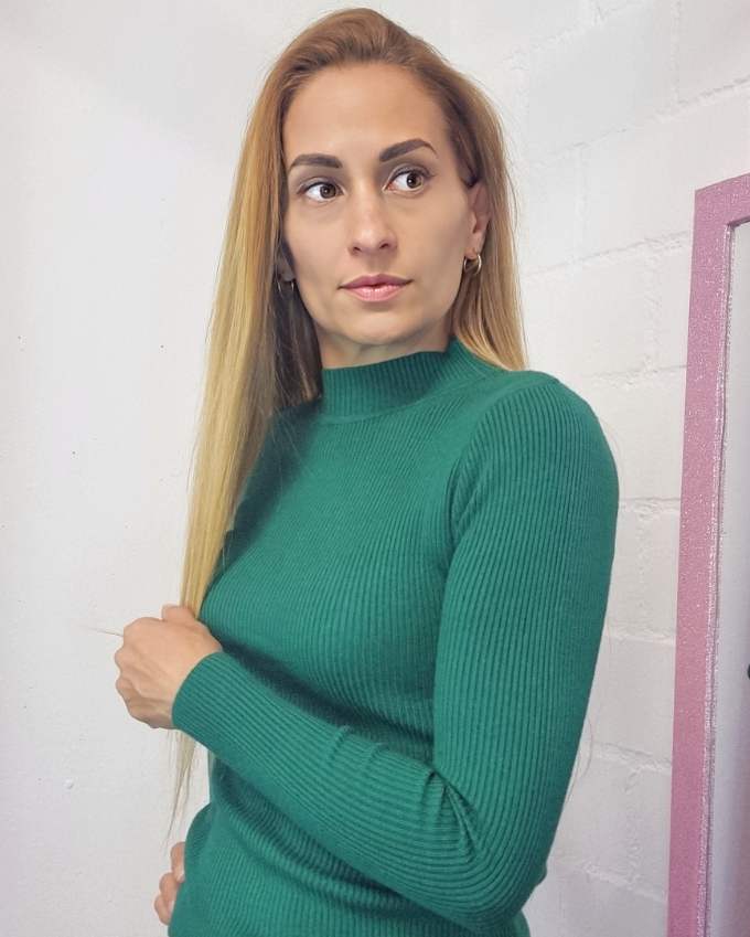 Basico Acanalado - 2 Colores¡Toma el look básico y dale un toque especial con nuestra Camiseta Basico Acanalado de dos colores! Déjate envolver por su suave y elegante tacto tejido en punto elástico, una combinación perfecta que te encantará. ¿Lista para