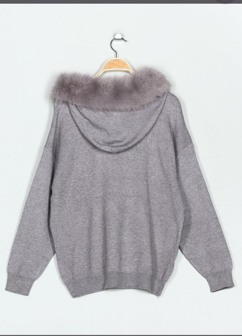 Jersey Perlas Pompon GrisJersey Pullover Pompon Perlas Jersey estrella de la temporada. El detalle del pelo en la capucha ,los cordones de perlas y los pompones lo hacen único ♡ Puños y cinturilla acanalados. Mucho amor para este invierno! Talla unica S/2