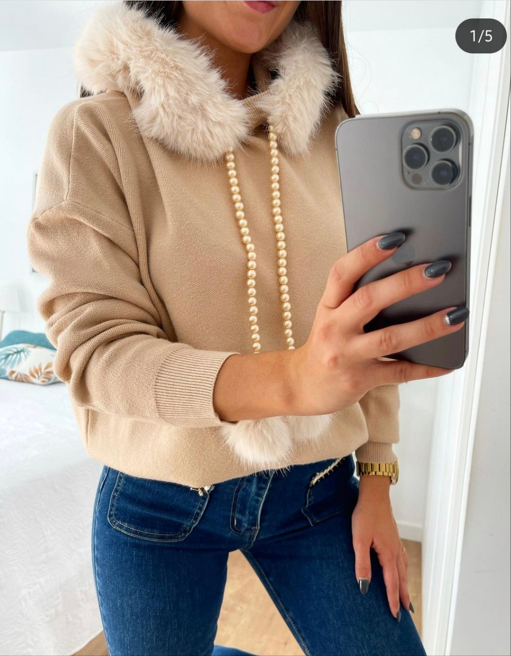 Jersey Perlas Pompon GrisJersey Pullover Pompon Perlas Jersey estrella de la temporada. El detalle del pelo en la capucha ,los cordones de perlas y los pompones lo hacen único ♡ Puños y cinturilla acanalados. Mucho amor para este invierno! Talla unica S/2
