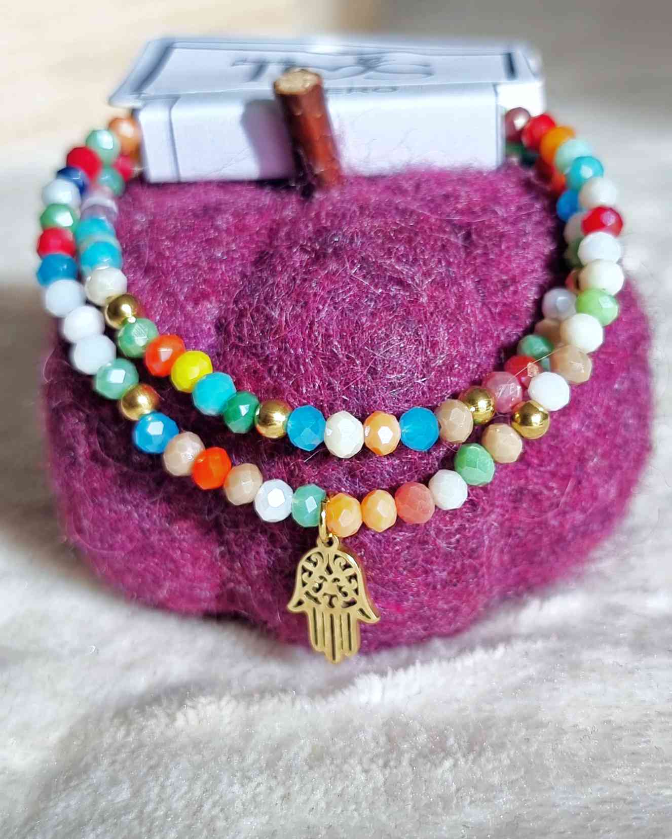 Pulsera Energie Mano¡Descubra el poder de la energía positiva con nuestra linda pulsera Energie Mano! Esta tendencia te permite personalizar tu look con el hermoso dije de mano hamsa y las vibrantes cuentas de colores. La poderosa elasticidad mantiene la