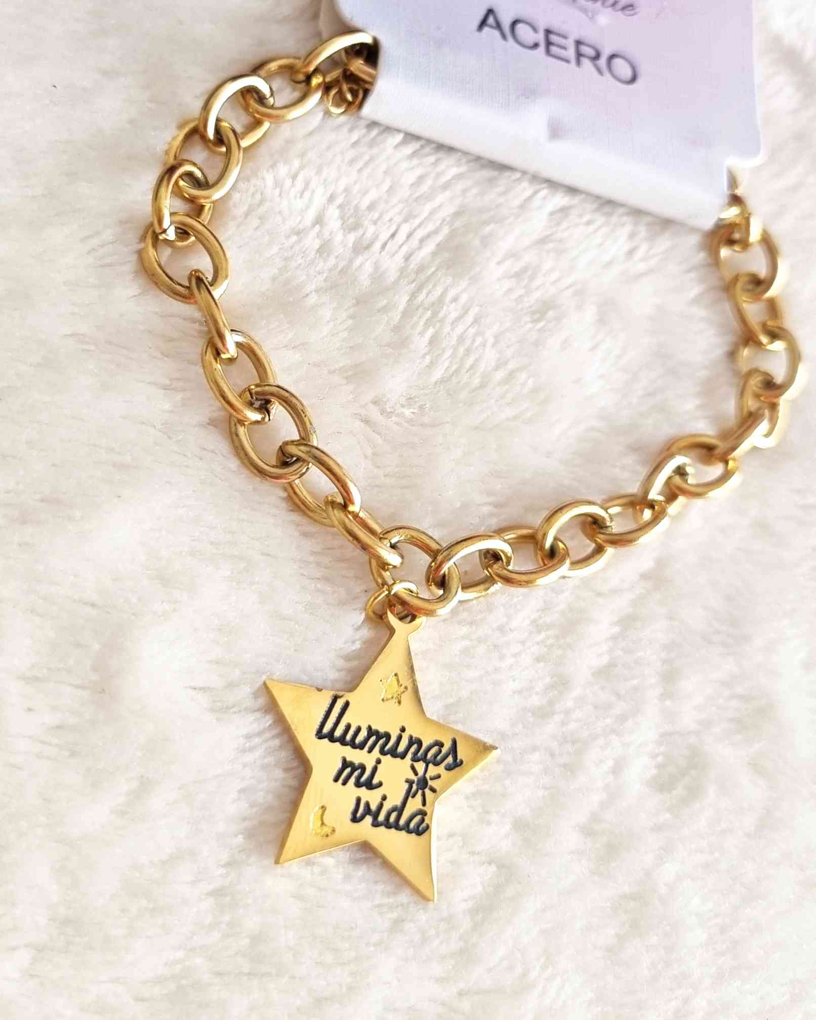 Pulsera / Colgante de Bolso Gold" Iluminas mi vida "Regala amor ♡ con la Pulsera "Iluminas mi vida". Esta es una hermosa pulsera de forma estelar con doble uso: se puede usar como pulsera, o como colgante para tu bolso favorito. Está grabado a láser en ac