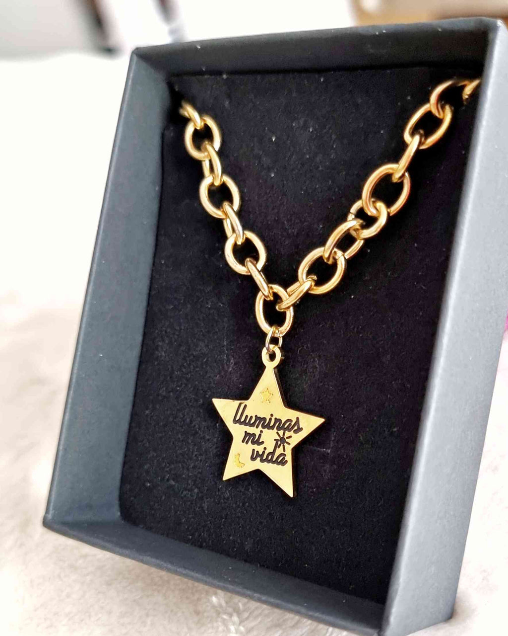 Pulsera / Colgante de Bolso Gold" Iluminas mi vida "Regala amor ♡ con la Pulsera "Iluminas mi vida". Esta es una hermosa pulsera de forma estelar con doble uso: se puede usar como pulsera, o como colgante para tu bolso favorito. Está grabado a láser en ac