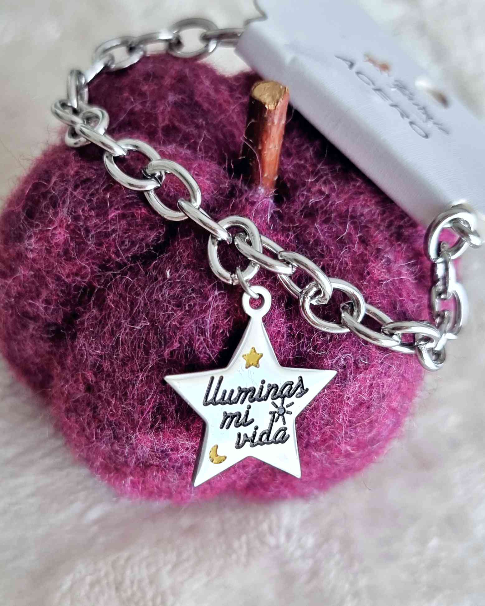 Pulsera / Colgante de Bolso " Iluminas mi vida "Regala amor ♡ con la Pulsera "Iluminas mi vida". Esta es una hermosa pulsera de forma estelar con doble uso: se puede usar como pulsera, o como colgante para tu bolso favorito. Está grabado a láser en acero