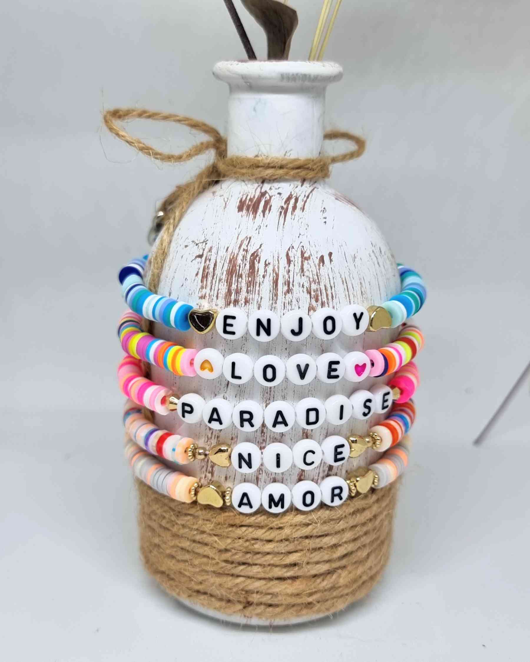 Pulsera Elastica Cuentas | Sommer ArmbandDale un toque único a tu look con nuestra pulsera elástica ! Esta hermosa pulsera hecha a mano está inspirada en el verano, con sus preciosas cuentas y palabras motivadoras para lucir bella y elevar tu look. ¡Es el