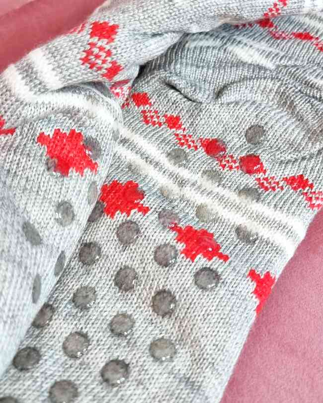 Calcetines Antideslizantes Mapache¿Has pensado ya en el regalo perfecto esta navidad? Nuestros calcetines antideslizantes de mapache son la mejor opción! Calientes y forrados al interior, ofrecen comodidad y seguridad. Y si los compras ahora, recibes una