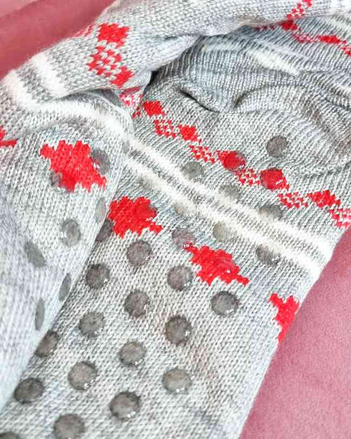 Calcetines Antideslizantes Mapache¿Has pensado ya en el regalo perfecto esta navidad? Nuestros calcetines antideslizantes de mapache son la mejor opción! Calientes y forrados al interior, ofrecen comodidad y seguridad. Y si los compras ahora, recibes una