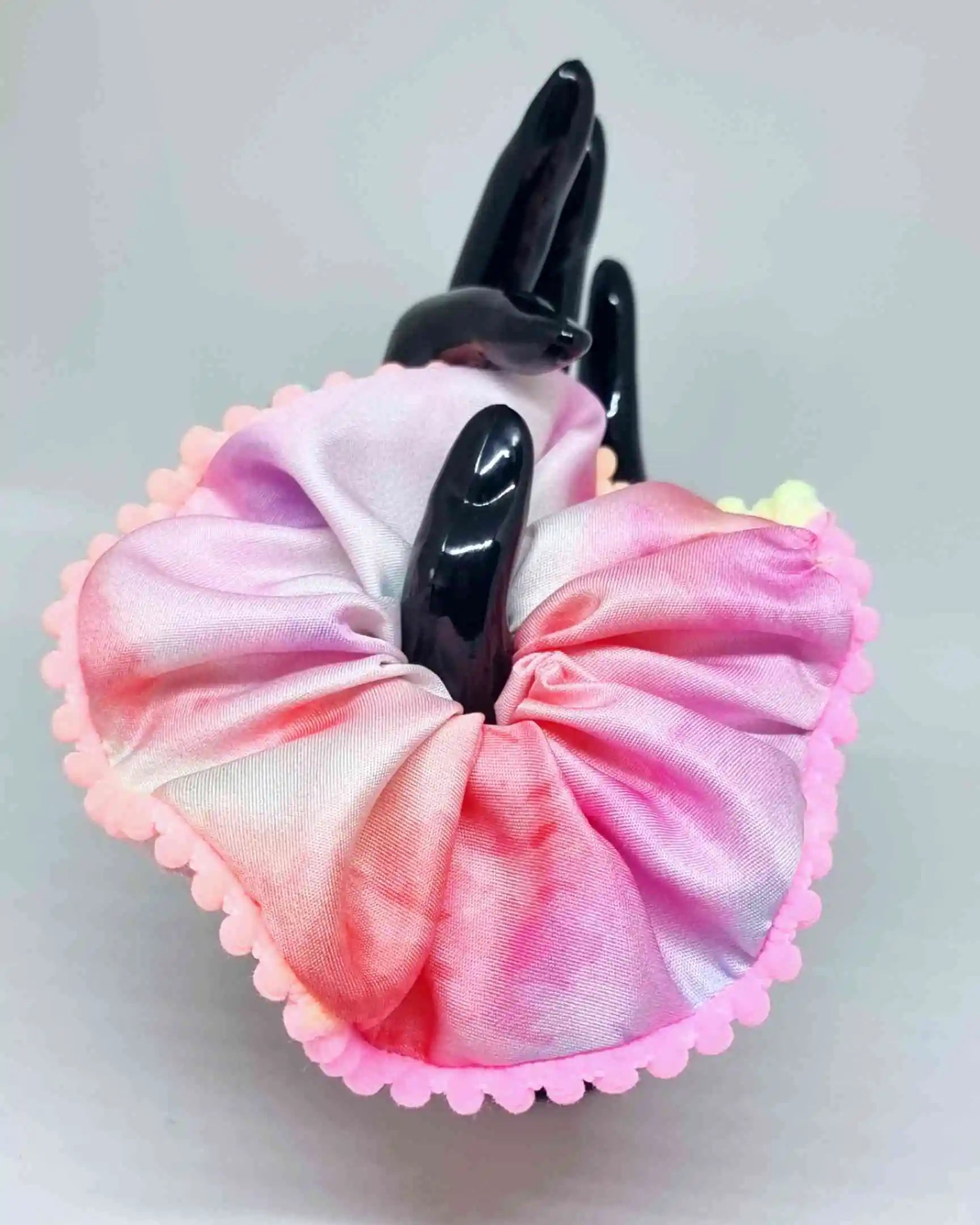 Scrunchie Tye Die BorlasScrunchie Tye Die Borlas es ideal para mantener tu cabello organizado a la vez que lo cuidas. Hecho a mano con borlas decorativas, este coletero con estampado tye die único, es ideal para añadir un toque particular a tu look. Tamañ