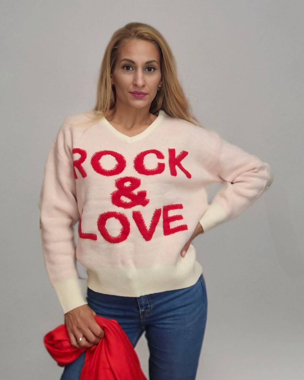 Jersey Rock & LoveJersey muy cálido perfecto para los días mas fríos con estampado en relieve Rock & Love . Disfruta de la talla única de este magnífico jersey, ajustándose perfectamente a tallas S hasta XL. Envío: Suiza 2/4 días Europa 5/9 días