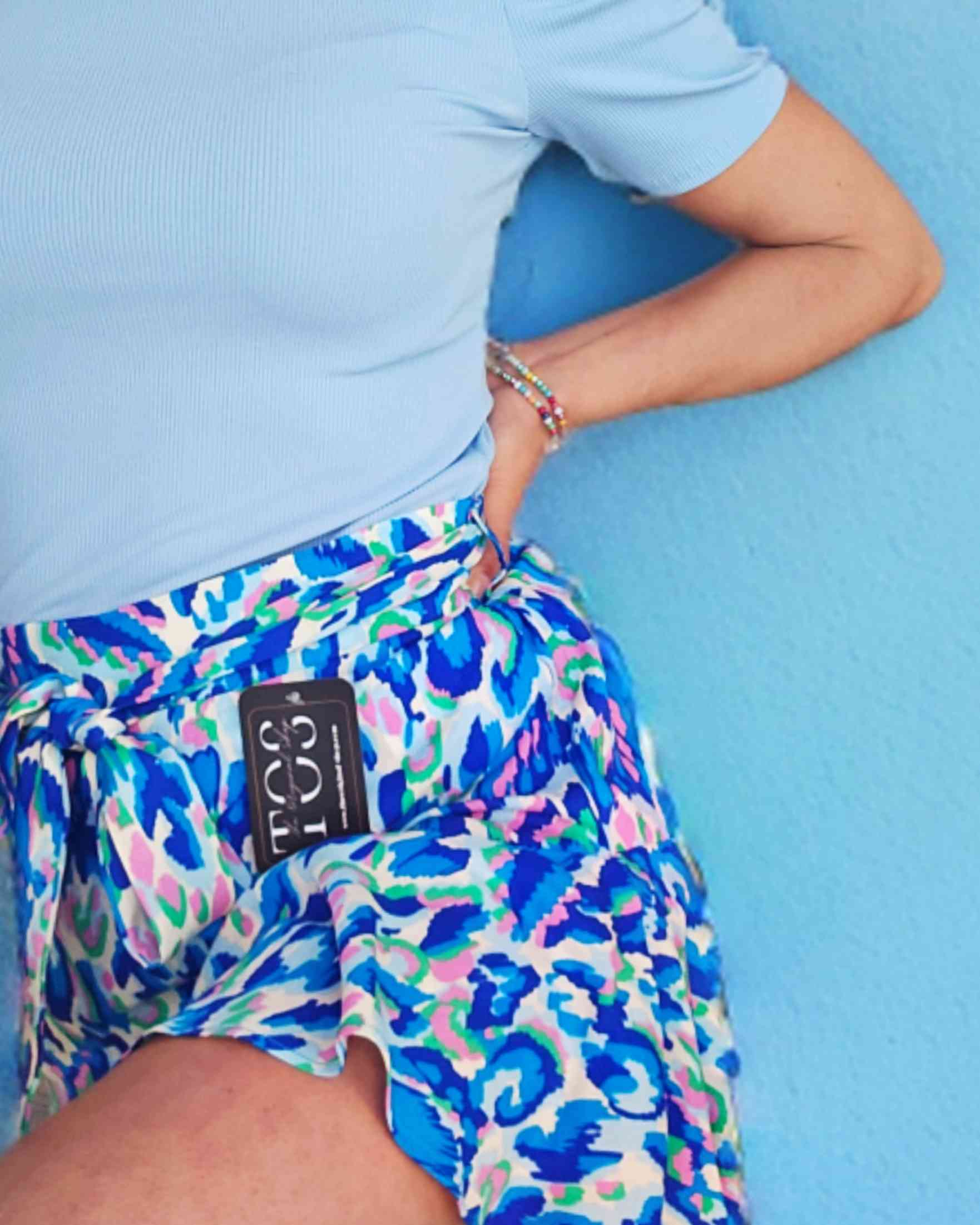 Falda Pantalon SavanaFalda Pantalon Savana La falda pantalón Savana es la combinación perfecta entre estilo y comodidad. Confeccionada con una tela delicada y estampada en tonos azules, esta mini falda con pantalón es ideal para cualquier ocasión. ¡Disfru