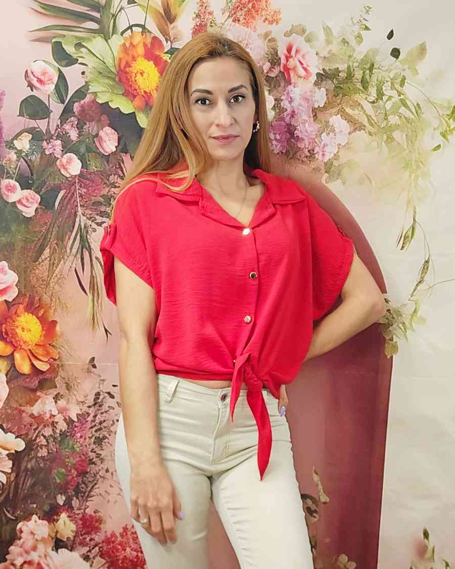 Blusa Nudo RojoLa Blusa Nudo es perfecta para las amantes de la moda y el estilo elegante. Con su diseño anudado y botones dorados, esta blusa resalta tu figura y te dará un toque de exclusividad. Su manga estilo murciélago es ideal para cualquier ocasión