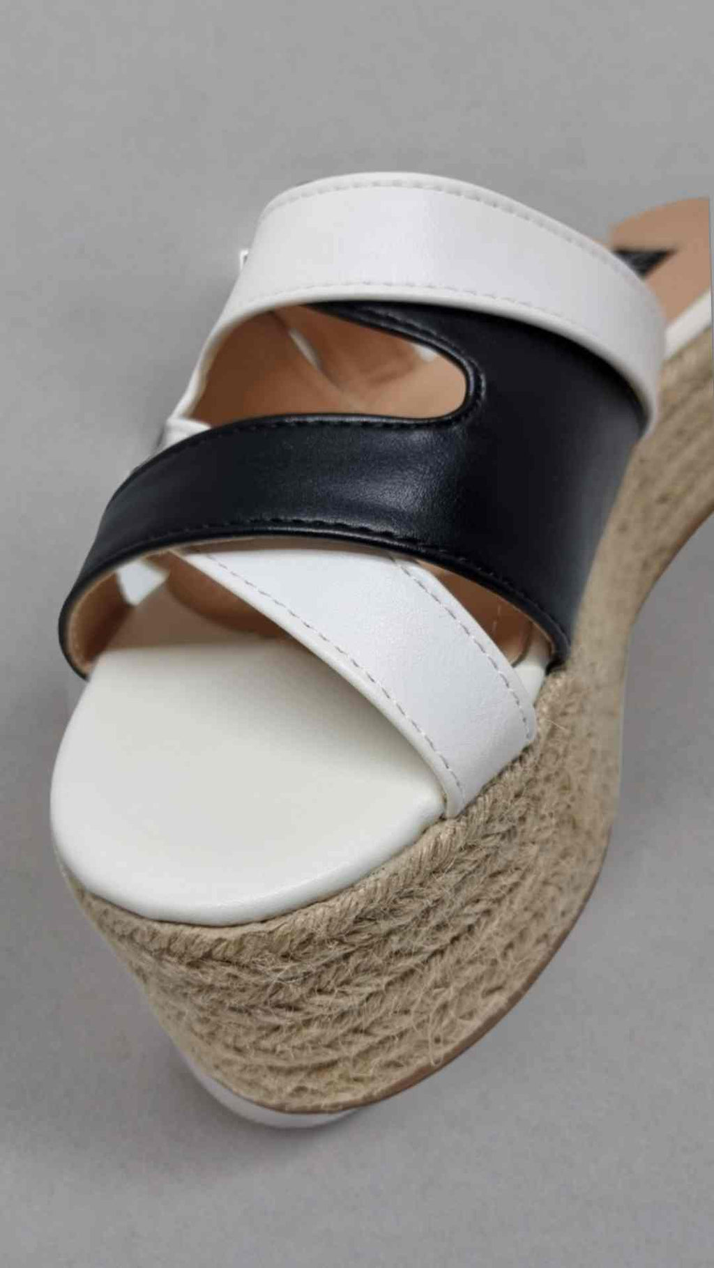 Sandalia plataforma de esparto Vivian (Gr.36)Eleva tu estilo con estas sandalias de plataforma para mujer ! Buscas un calzado comodo y a la moda para este verano? Mira nuestras sandalias de mujer con plataforma! Con su diseño innovador y comodo, estas san
