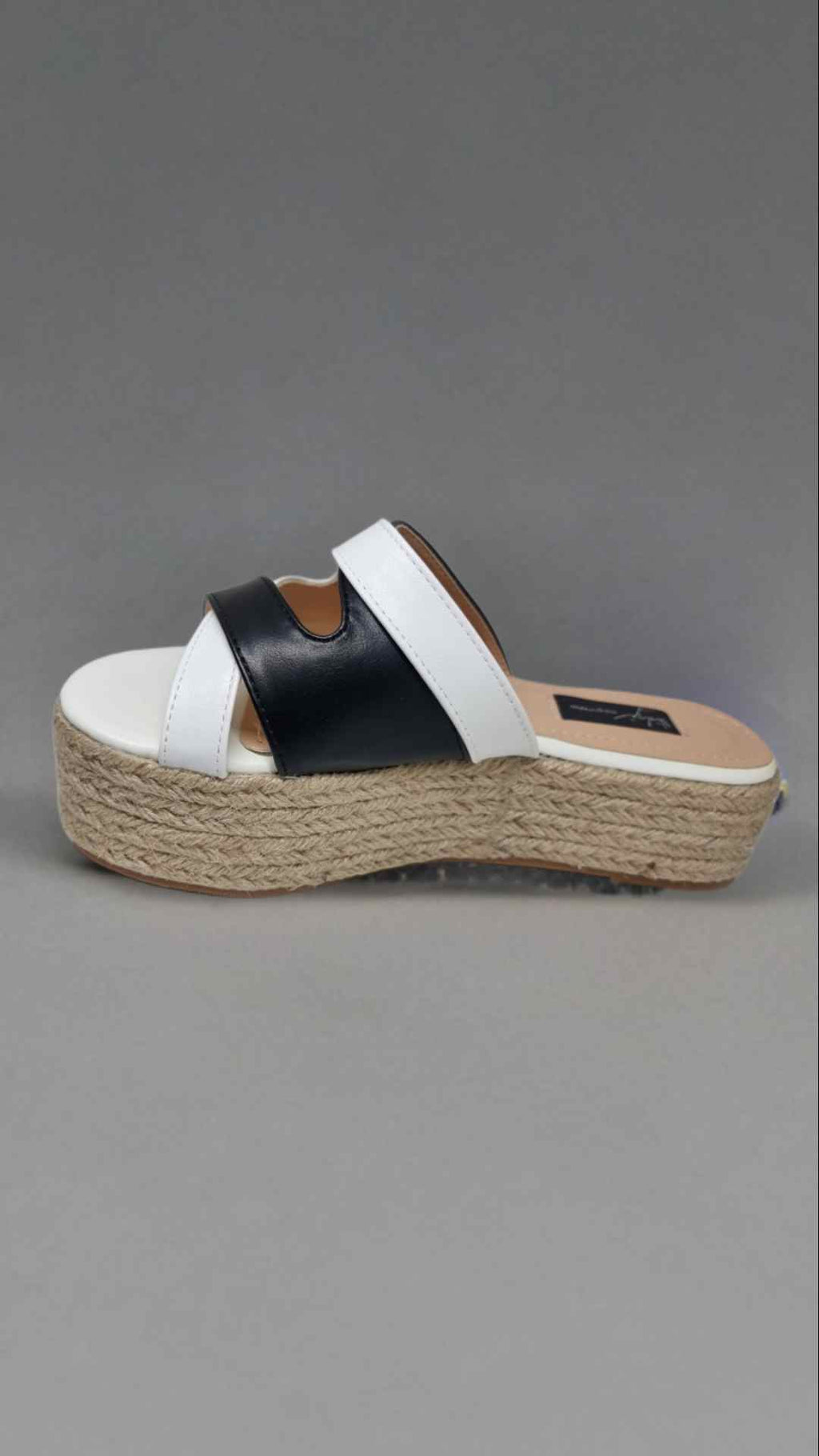 Sandalia plataforma de esparto Vivian (Gr.36)Eleva tu estilo con estas sandalias de plataforma para mujer ! Buscas un calzado comodo y a la moda para este verano? Mira nuestras sandalias de mujer con plataforma! Con su diseño innovador y comodo, estas san