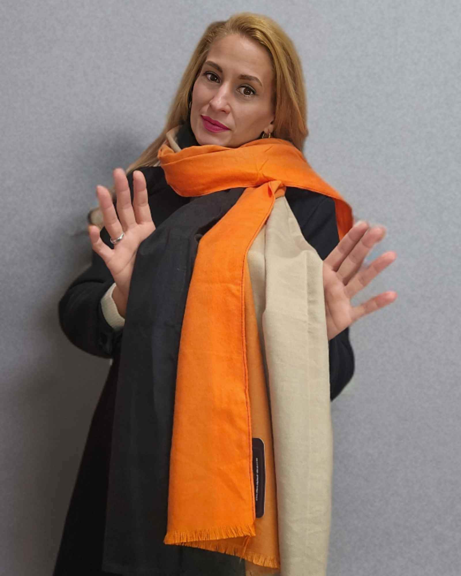Pashmina Schal Tricolor Merlia Naranja¡Actualiza tu look con esta hermosa Pashmina Schal Tricolor Merlia en tonos naranja, crema y negro! Hecho con suave y cálido material, es la tendencia de esta temporada. Completa cualquier outfit con estilo y calidez.