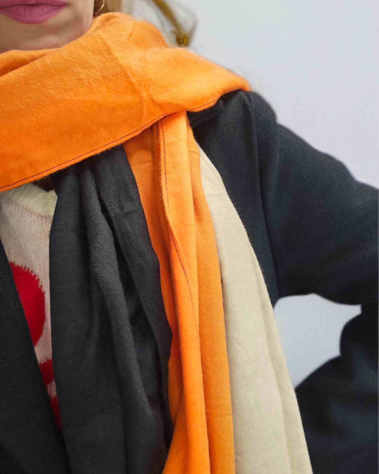 Pashmina Schal Tricolor Merlia Naranja¡Actualiza tu look con esta hermosa Pashmina Schal Tricolor Merlia en tonos naranja, crema y negro! Hecho con suave y cálido material, es la tendencia de esta temporada. Completa cualquier outfit con estilo y calidez.