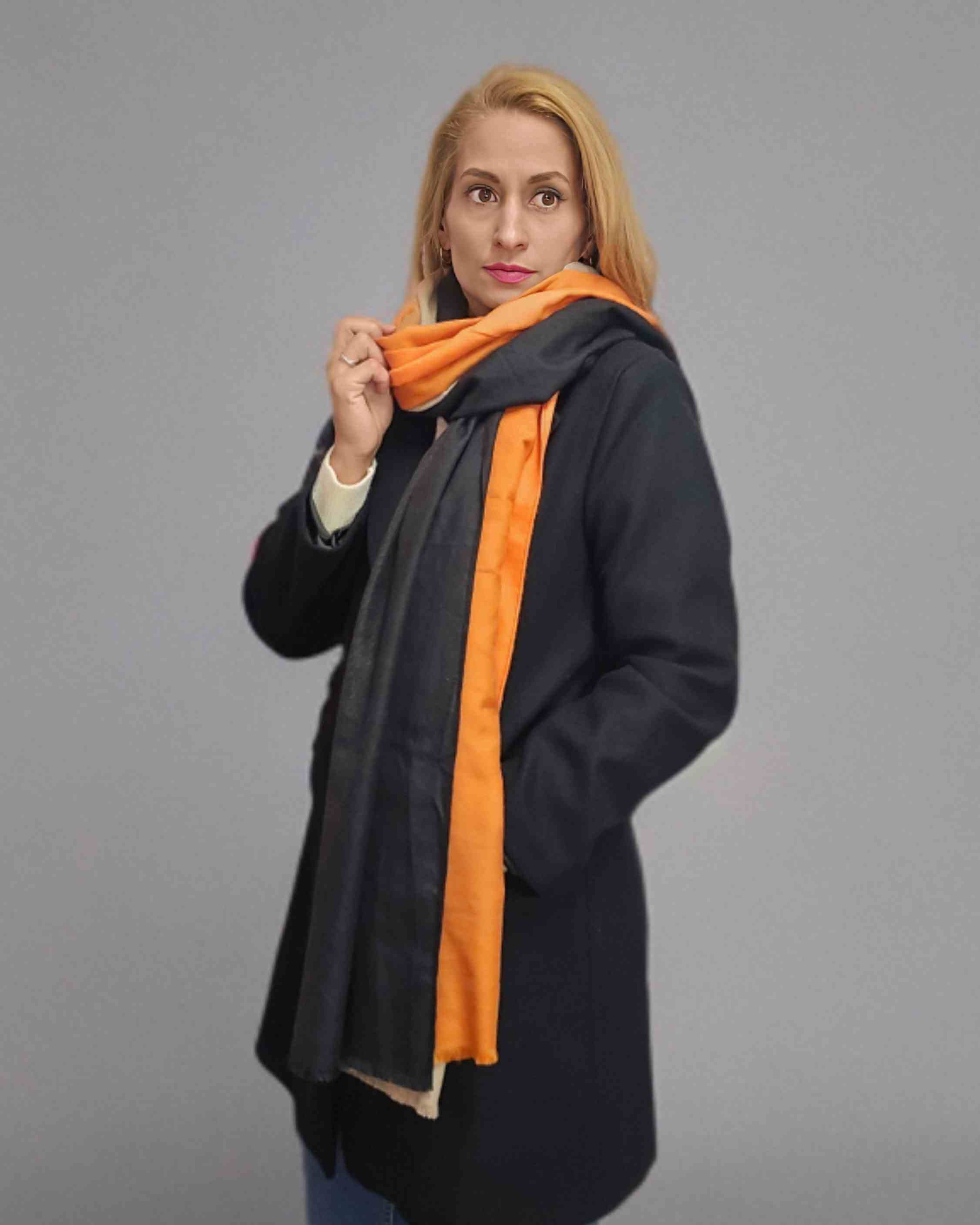 Pashmina Schal Tricolor Merlia Naranja¡Actualiza tu look con esta hermosa Pashmina Schal Tricolor Merlia en tonos naranja, crema y negro! Hecho con suave y cálido material, es la tendencia de esta temporada. Completa cualquier outfit con estilo y calidez.