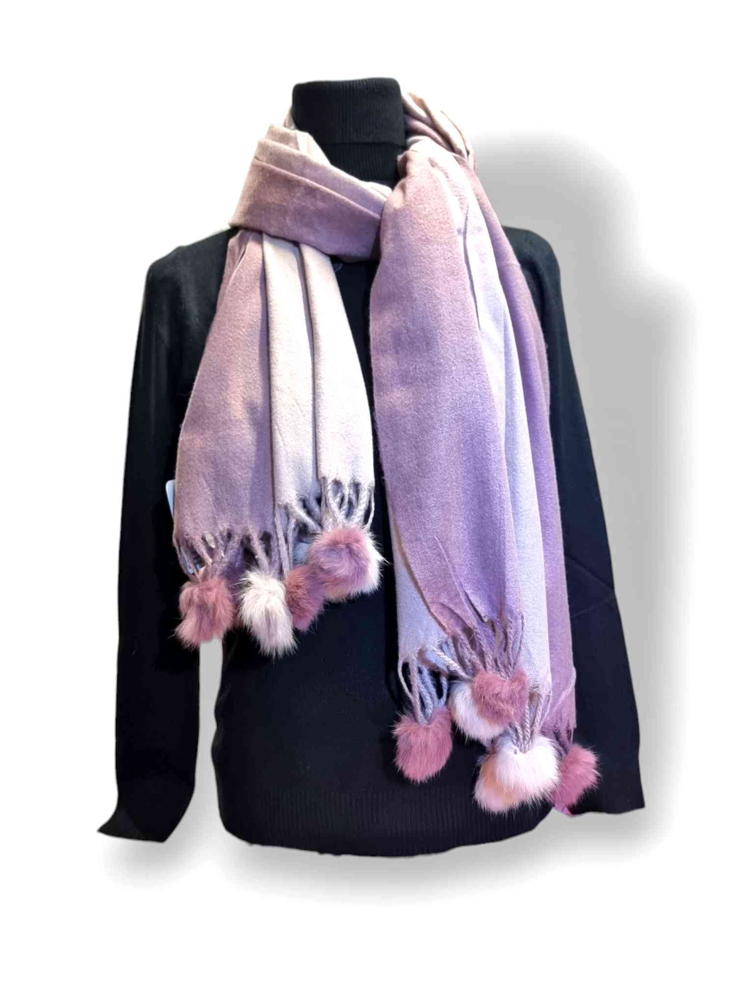Bufanda Versalles PomponDisfruta del tacto suave del Cashmere con la Bufanda Versalles Pompon. Presenta un estilo moderno con pompones decorativos ideales para añadir un toque especial a tu día. Viene en 4 hermosos colores para que elijas la opción que me