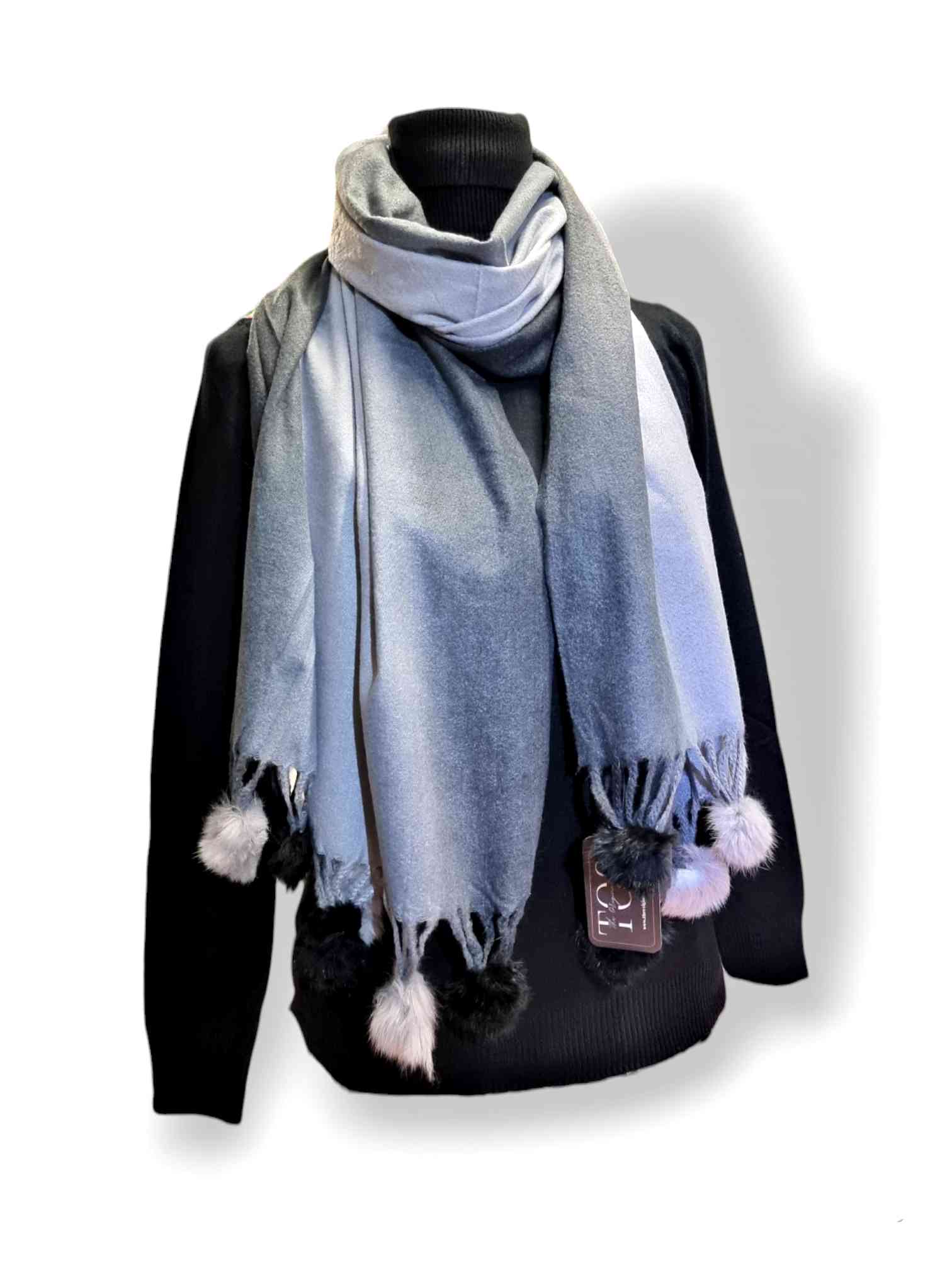 Bufanda Versalles PomponDisfruta del tacto suave del Cashmere con la Bufanda Versalles Pompon. Presenta un estilo moderno con pompones decorativos ideales para añadir un toque especial a tu día. Viene en 4 hermosos colores para que elijas la opción que me