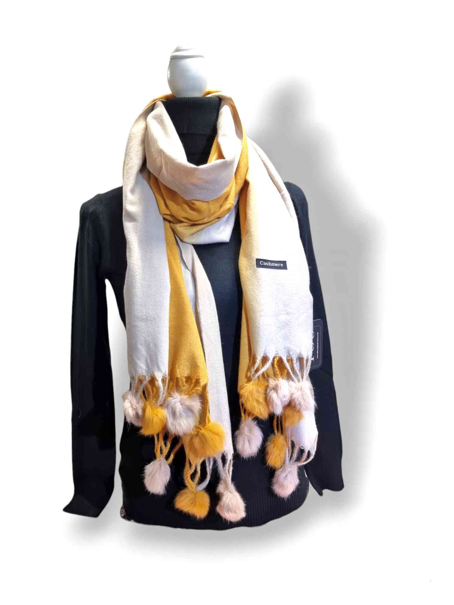 Bufanda Versalles PomponDisfruta del tacto suave del Cashmere con la Bufanda Versalles Pompon. Presenta un estilo moderno con pompones decorativos ideales para añadir un toque especial a tu día. Viene en 4 hermosos colores para que elijas la opción que me