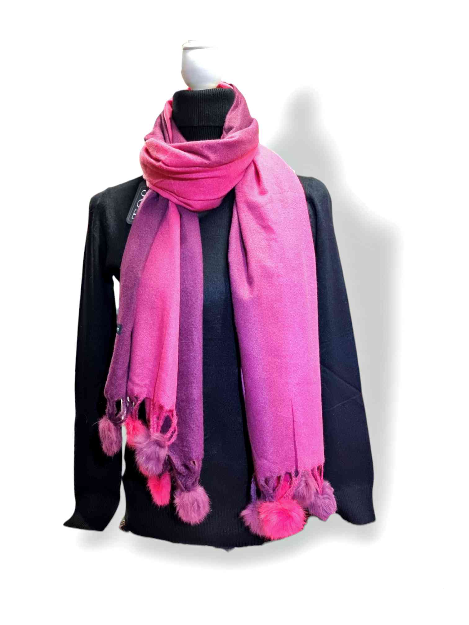 Bufanda Versalles PomponDisfruta del tacto suave del Cashmere con la Bufanda Versalles Pompon. Presenta un estilo moderno con pompones decorativos ideales para añadir un toque especial a tu día. Viene en 4 hermosos colores para que elijas la opción que me