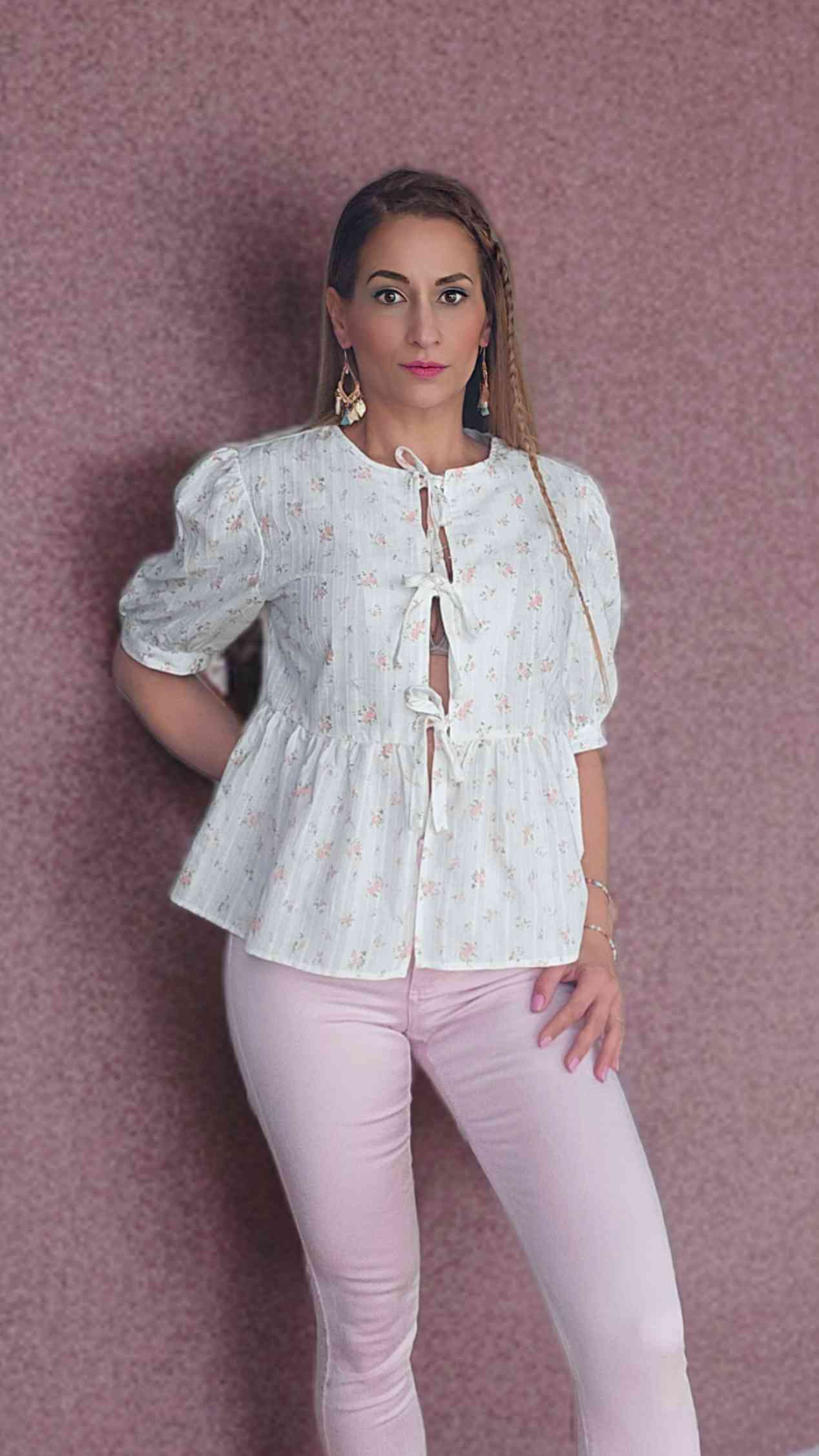 Blusa Romántica Lazadas¡Añade un toque encantador a tu armario con la esta blusa romántica en tendencia! Con sus mangas estilo globo, esta blusa es fresca y ligera, perfecta para combinar con jeans o faldas. Look romántico y elegante. Ideal para looks dia