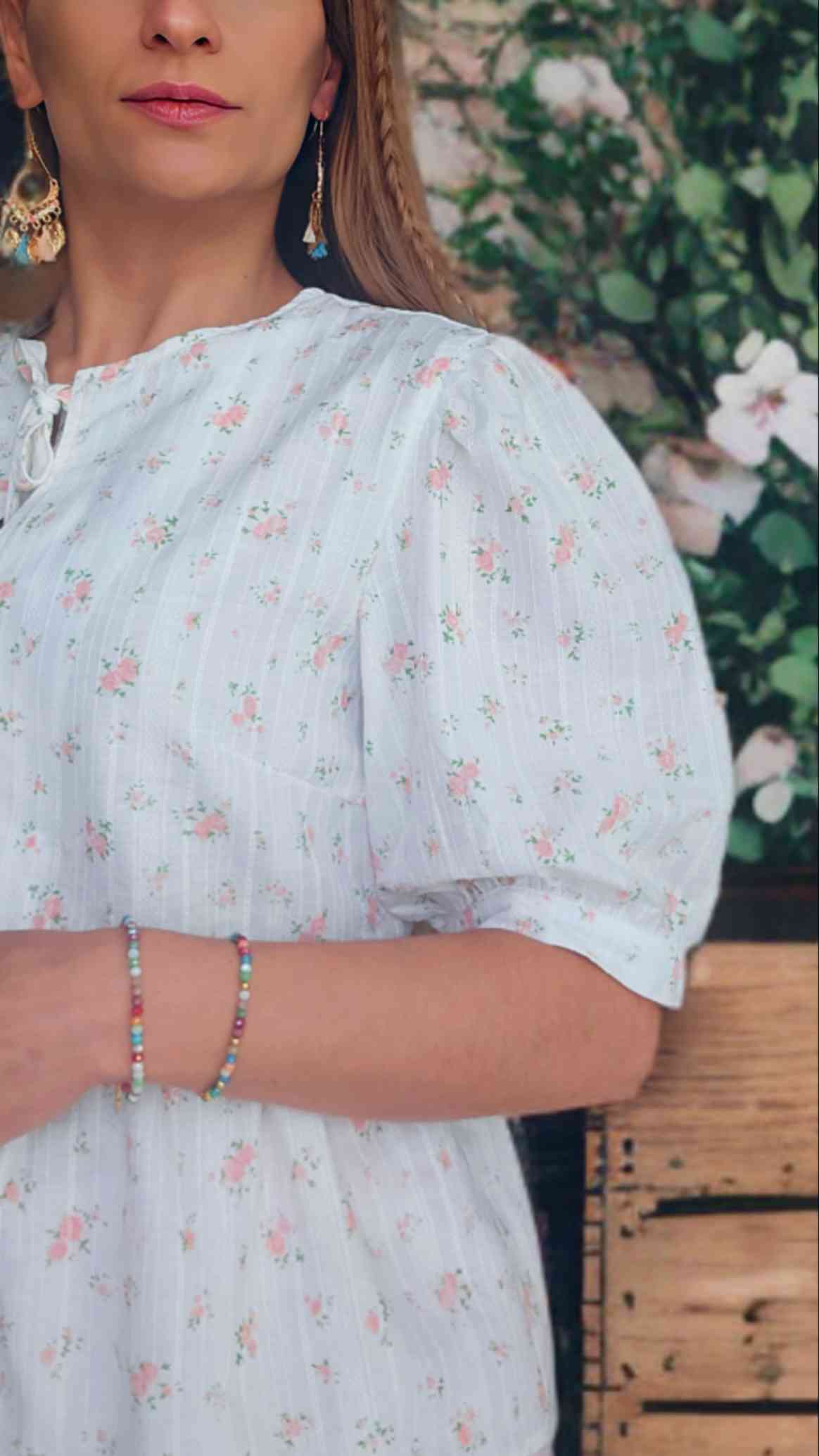 Blusa Romántica Lazadas¡Añade un toque encantador a tu armario con la esta blusa romántica en tendencia! Con sus mangas estilo globo, esta blusa es fresca y ligera, perfecta para combinar con jeans o faldas. Look romántico y elegante. Ideal para looks dia