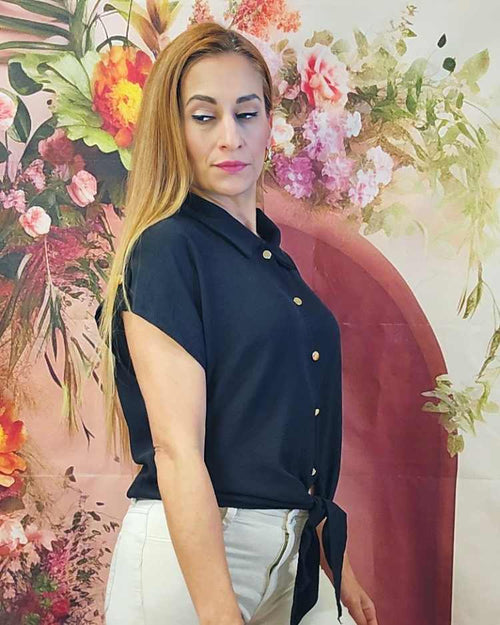 Blusa Nudo NegraLa Blusa Nudo es perfecta para las amantes de la moda y el estilo elegante. Con su diseño anudado y botones dorados, esta blusa resalta tu figura y te dará un toque de exclusividad. Su manga estilo murciélago es ideal para cualquier ocasió