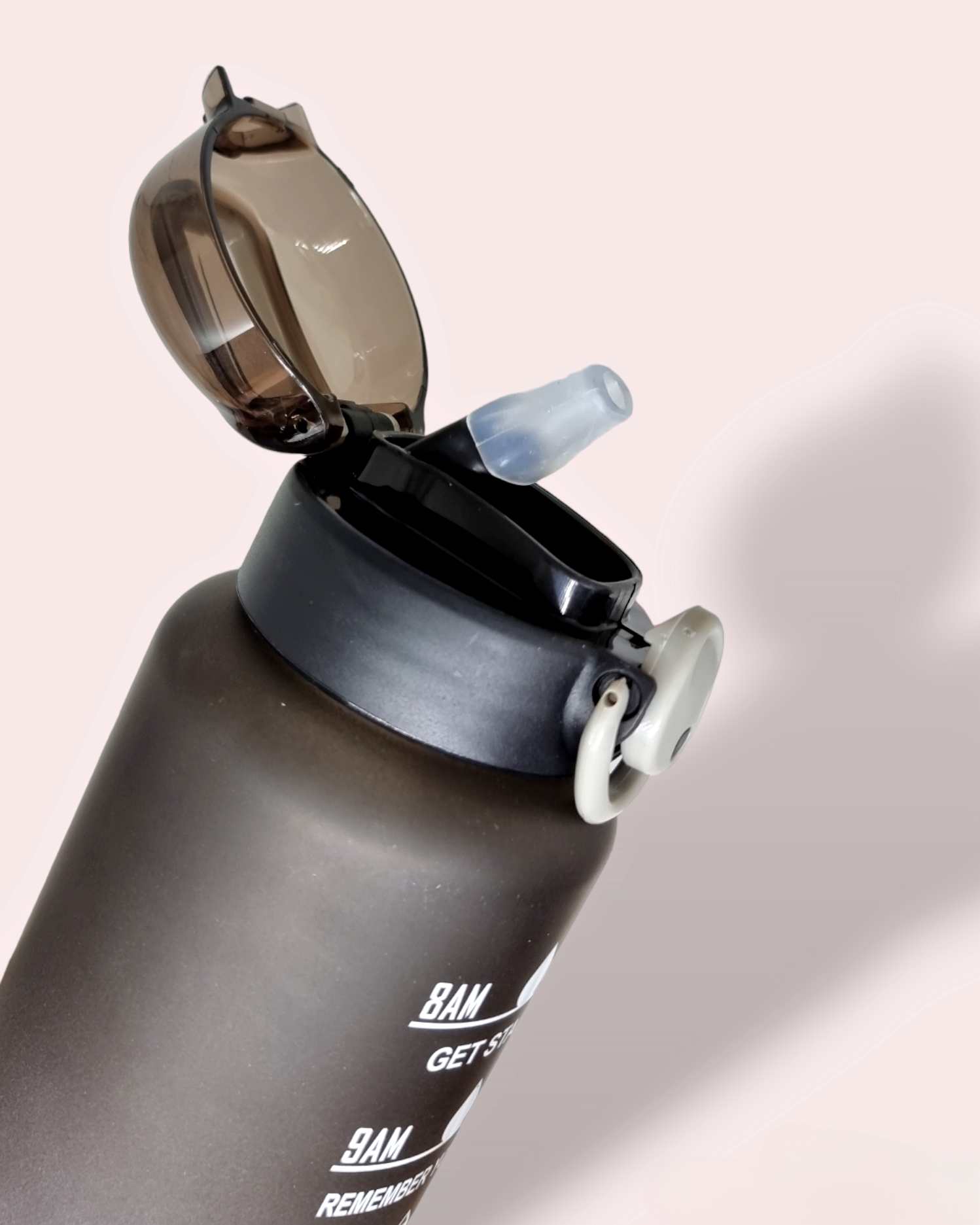 Botella Motivacional Negra | SportflascheDescubre la botella motivacional negra , una botella de agua con estilo que motiva a mantener los niveles de hidratación adecuados. Esta innovadora botella de 1 litro presenta indicadores animando para beber agua y