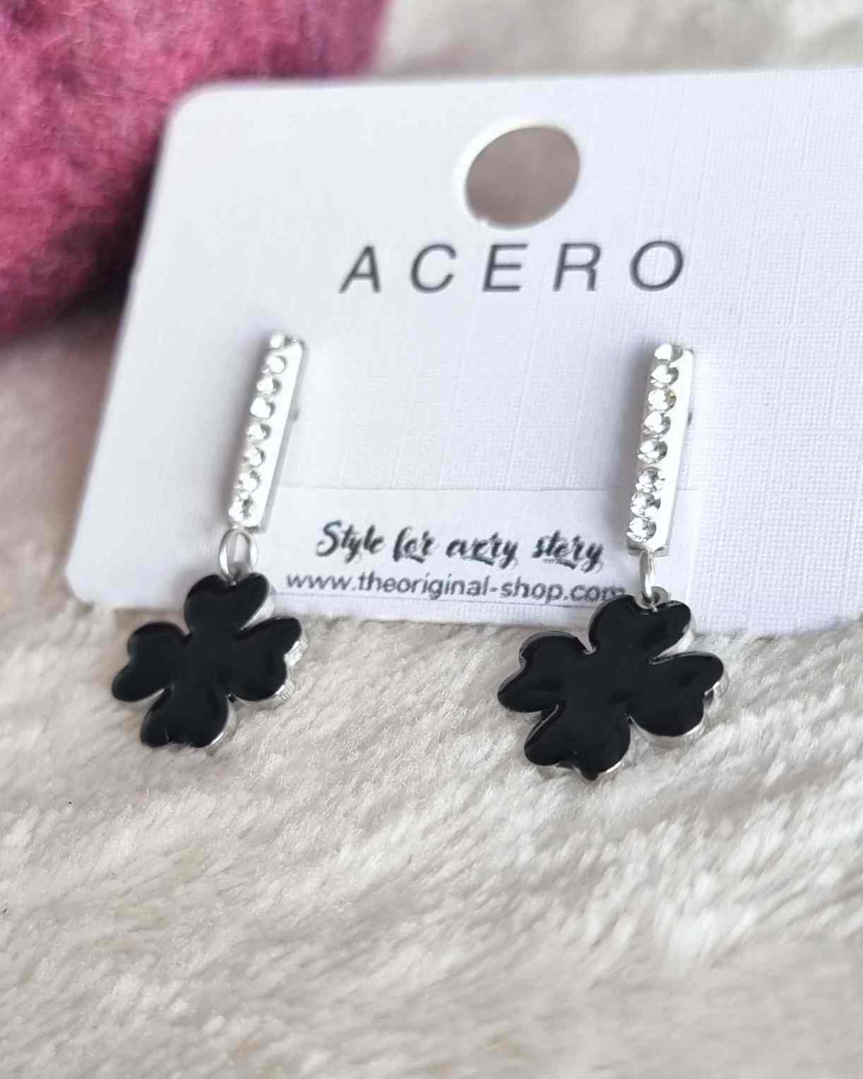 Pendientes Trebol NegrosDiseñados para sorprender, nuestros pendientes Suerte Blancos están fabricados con acero de alta calidad y están adornados con una hermosa hoja de trébol blanca y delicados brillantes. ¡La suerte está de tu lado con estos pendiente