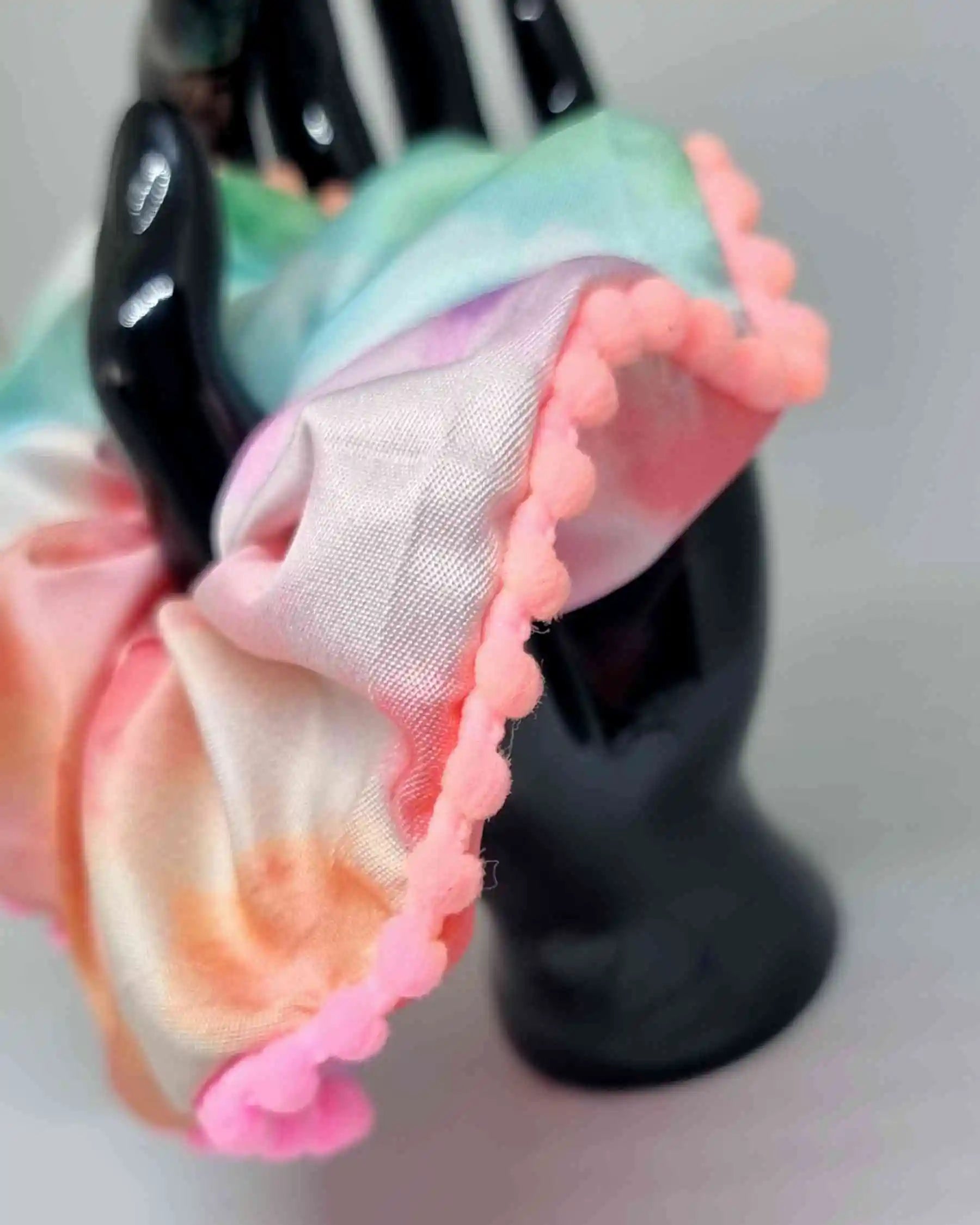 Scrunchie Tye Die BorlasScrunchie Tye Die Borlas es ideal para mantener tu cabello organizado a la vez que lo cuidas. Hecho a mano con borlas decorativas, este coletero con estampado tye die único, es ideal para añadir un toque particular a tu look. Tamañ