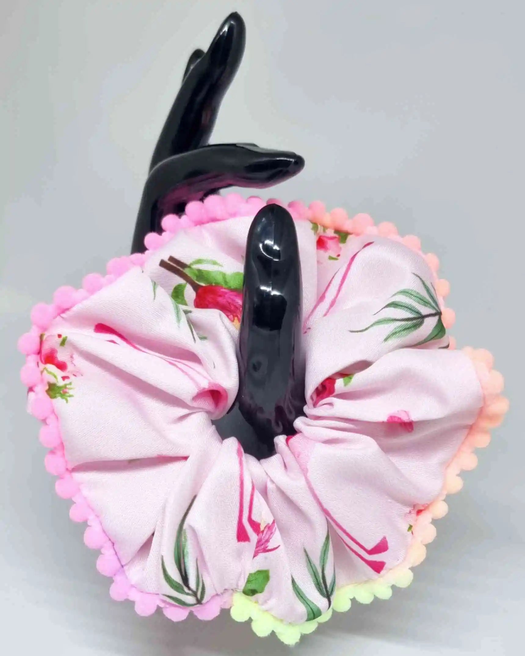 Scrunchie Tropico Flamenco BorlasLos Scrunchie Tropico Flamenco con borlas son una elección ideal para el cabello. Están hechos a mano en dos tamaños: 11 cm y 14 cm. Estampado tropical con borlas decorativas, para añadir un toque de color al verano. Cada