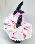 Scrunchie Tropico Flamenco BorlasLos Scrunchie Tropico Flamenco con borlas son una elección ideal para el cabello. Están hechos a mano en dos tamaños: 11 cm y 14 cm. Estampado tropical con borlas decorativas, para añadir un toque de color al verano. Cada