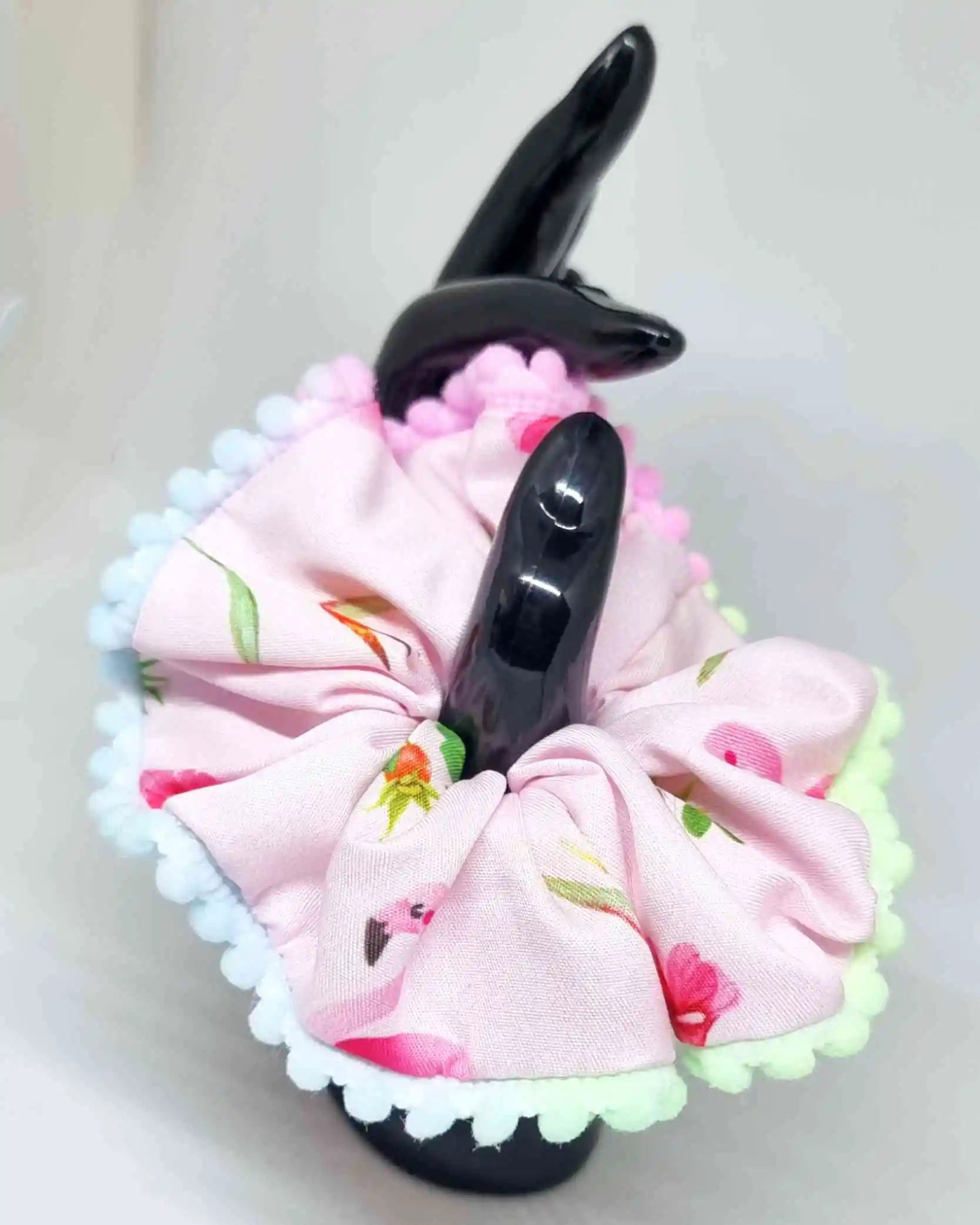 Scrunchie Tropico Flamenco BorlasLos Scrunchie Tropico Flamenco con borlas son una elección ideal para el cabello. Están hechos a mano en dos tamaños: 11 cm y 14 cm. Estampado tropical con borlas decorativas, para añadir un toque de color al verano. Cada