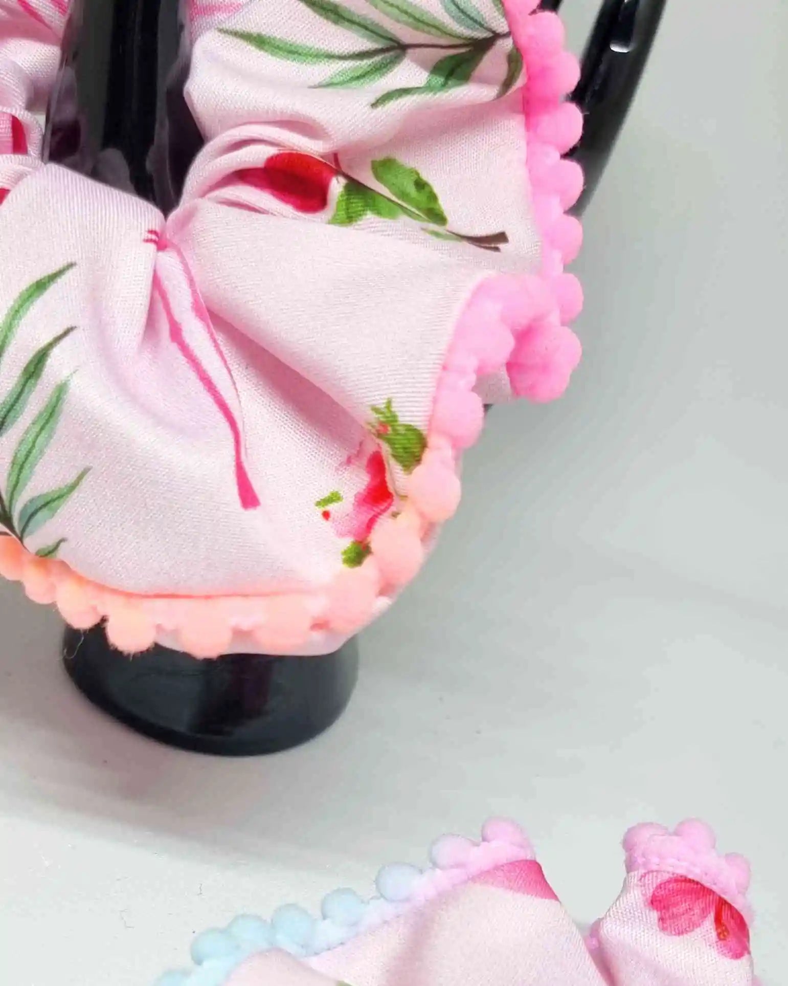 Scrunchie Tropico Flamenco BorlasLos Scrunchie Tropico Flamenco con borlas son una elección ideal para el cabello. Están hechos a mano en dos tamaños: 11 cm y 14 cm. Estampado tropical con borlas decorativas, para añadir un toque de color al verano. Cada