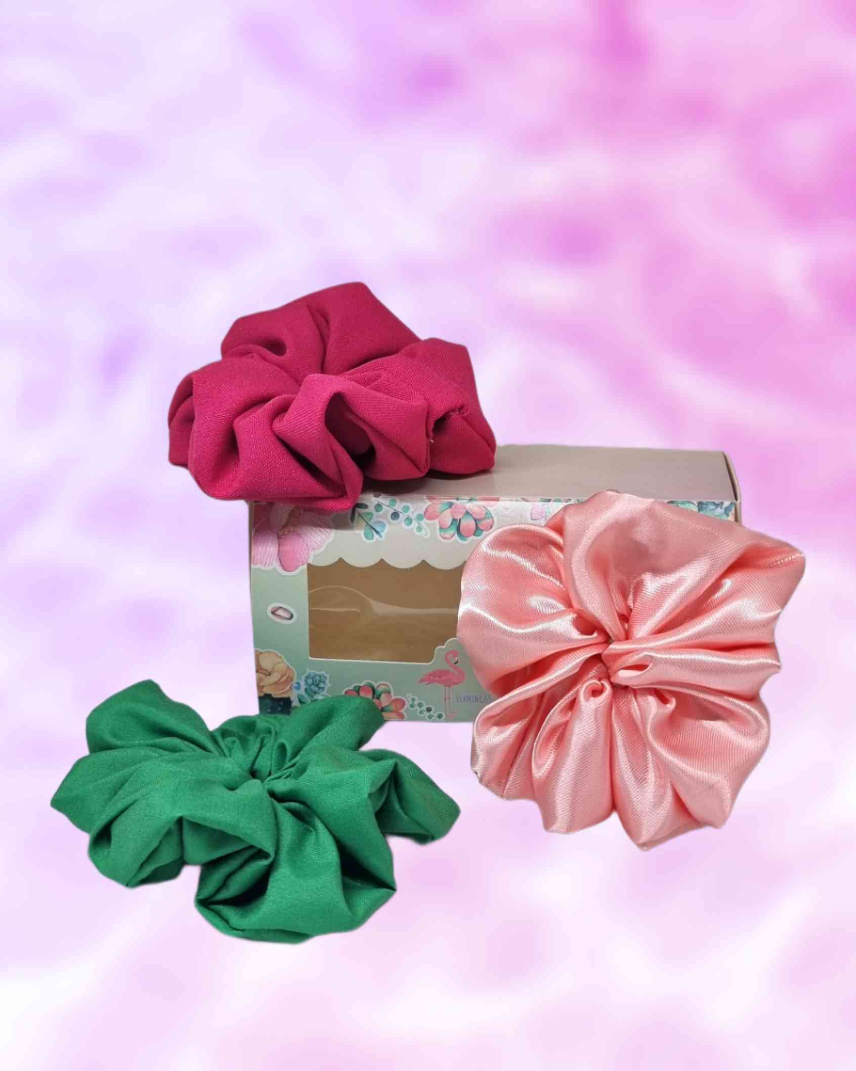 Scrunchie Box Edición Flamenco | Haargummi BoxColetero en set edición Flamencos ¡Dale fiesta a tus accesorios con el estuche de Scrunchie flamencos! Este set contiene 3 scrunchies hechos a mano con un diseño único y de 12cm para darte un toque tropical in