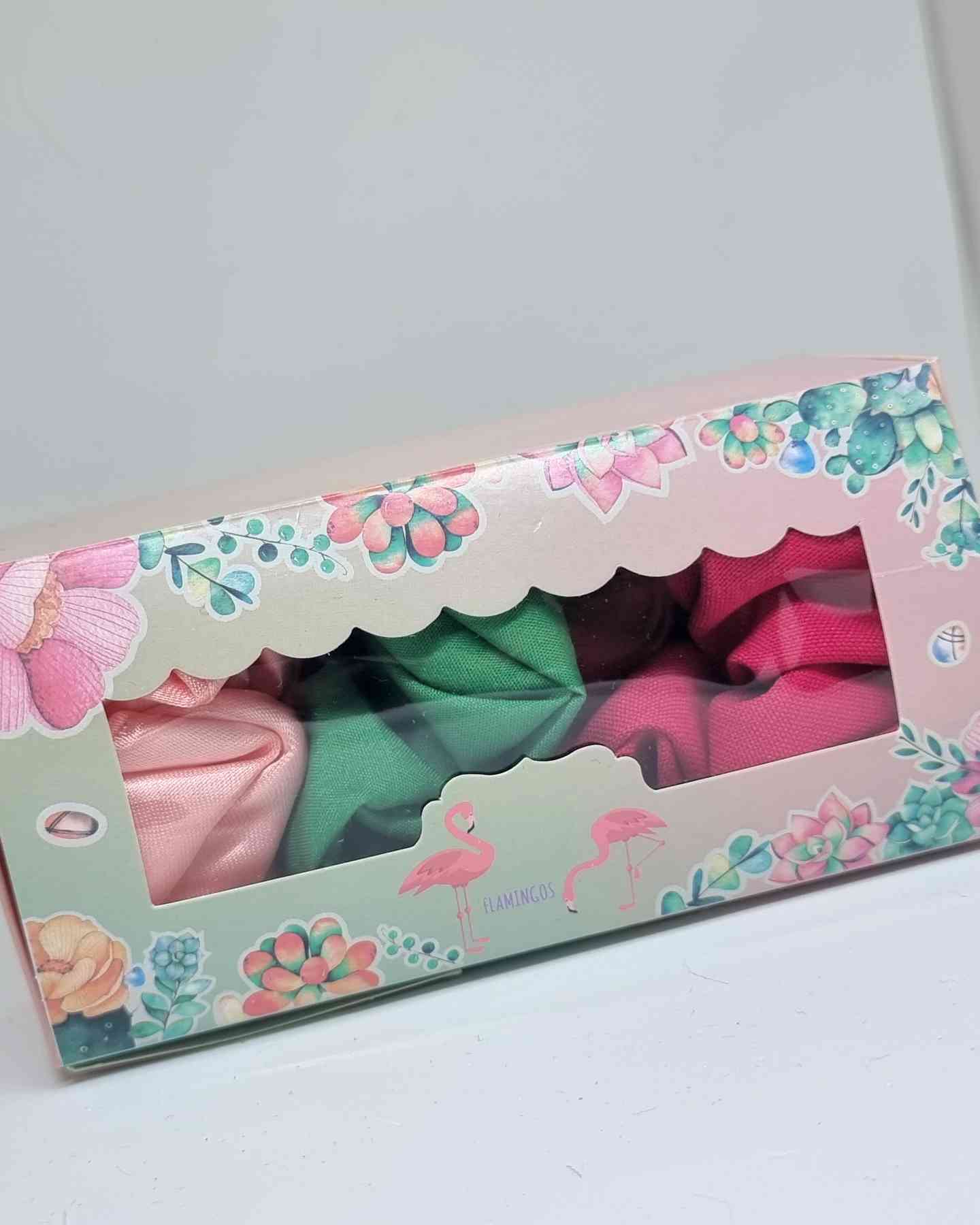 Scrunchie Box Edición Flamenco | Haargummi BoxColetero en set edición Flamencos ¡Dale fiesta a tus accesorios con el estuche de Scrunchie flamencos! Este set contiene 3 scrunchies hechos a mano con un diseño único y de 12cm para darte un toque tropical in