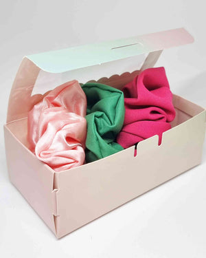 Scrunchie Box Edición Flamenco | Haargummi BoxColetero en set edición Flamencos ¡Dale fiesta a tus accesorios con el estuche de Scrunchie flamencos! Este set contiene 3 scrunchies hechos a mano con un diseño único y de 12cm para darte un toque tropical in