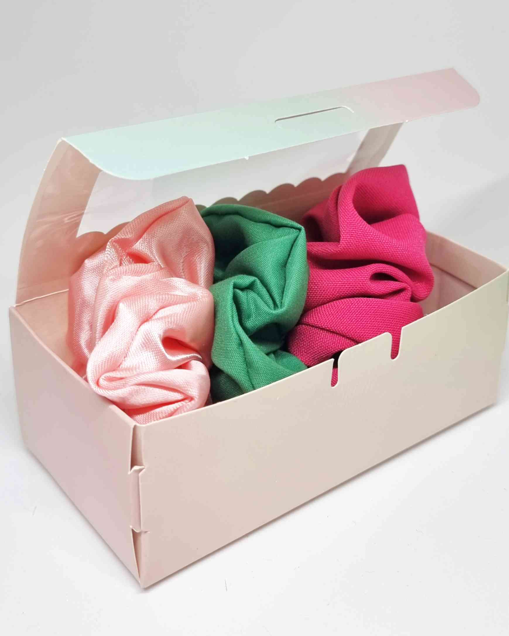 Scrunchie Box Edición Flamenco | Haargummi BoxColetero en set edición Flamencos ¡Dale fiesta a tus accesorios con el estuche de Scrunchie flamencos! Este set contiene 3 scrunchies hechos a mano con un diseño único y de 12cm para darte un toque tropical in